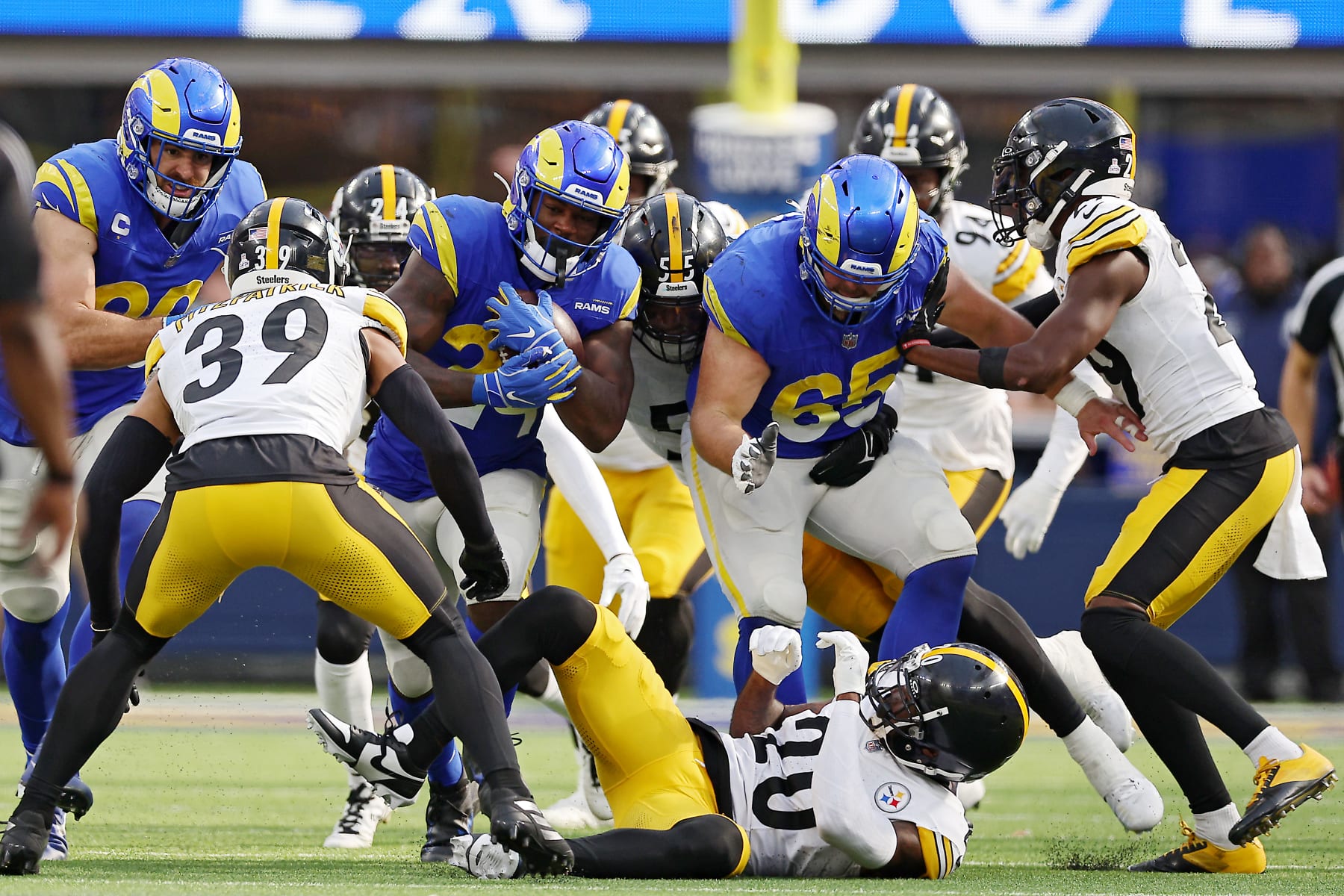 Rams RB Royce Freeman carries the ball against the Steelers