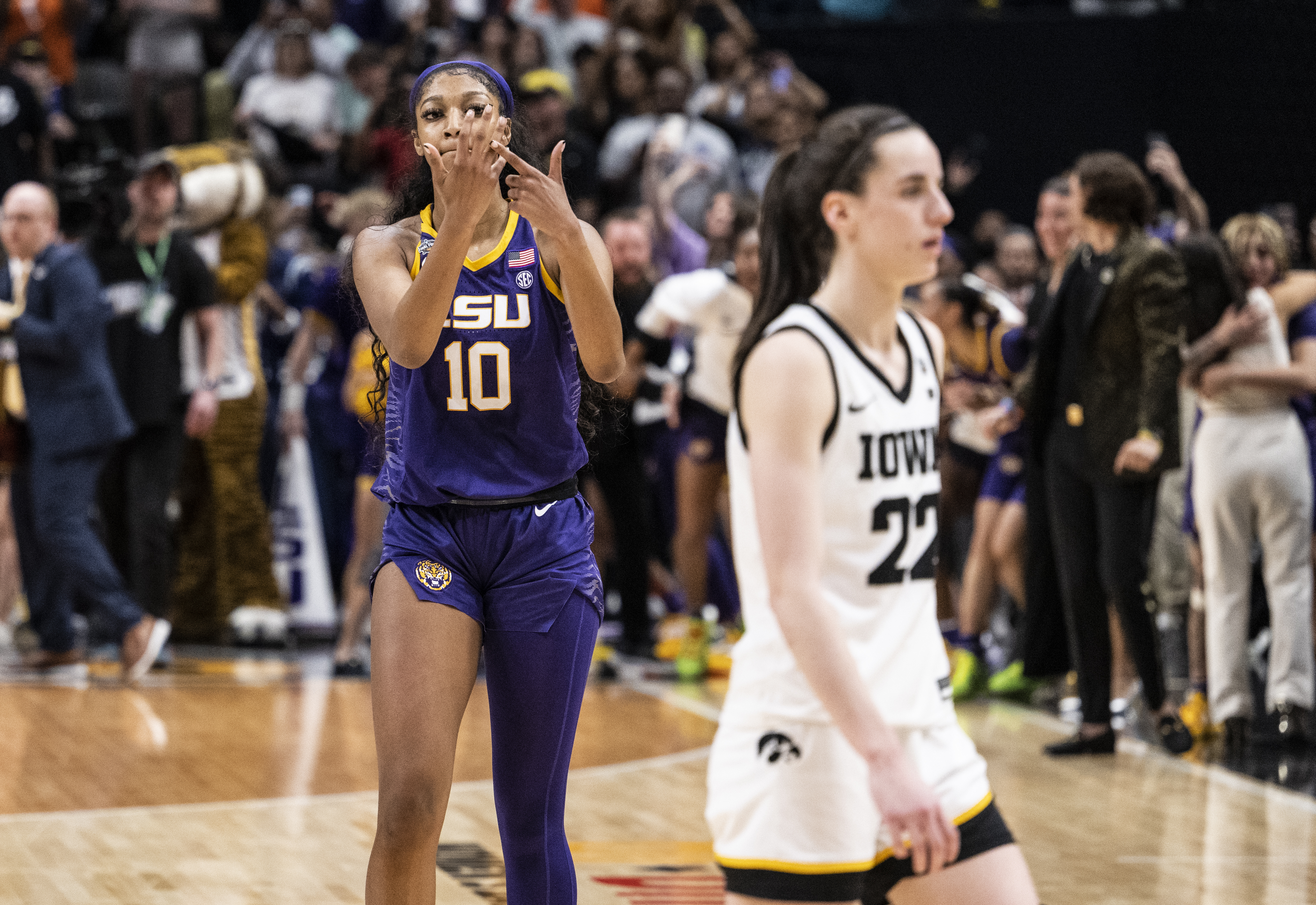 WNBA – Liz Cambage signs with Los Angeles Sparks, leaves Las Vegas