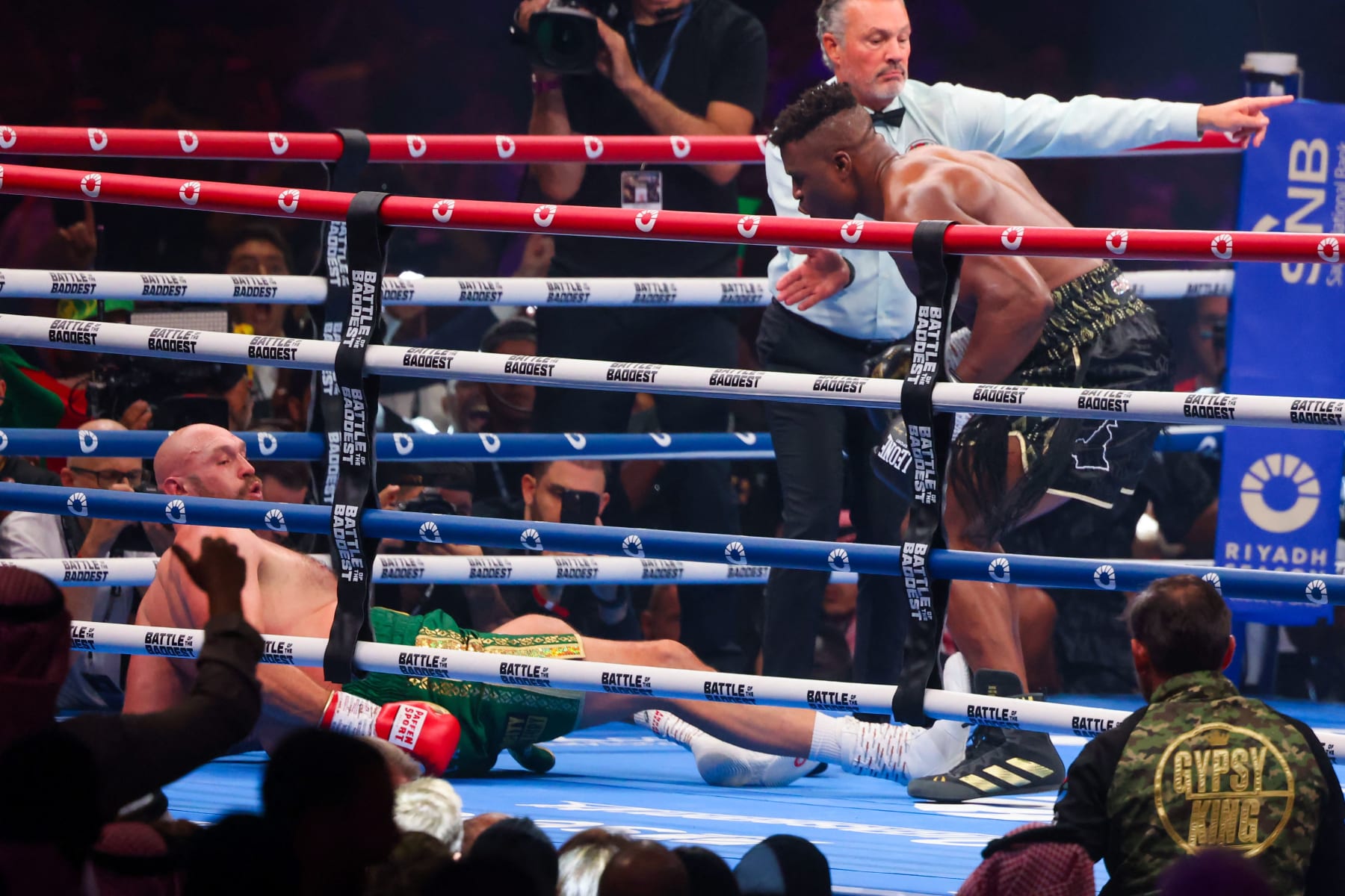 TOPSHOT - Britain's Tyson Fury (L) falls on the ground as he fights against Cameroonian-French Francis Ngannou during their heavyweight boxing match in Riyadh early on October 29, 2023. (Photo by Fayez NURELDINE / AFP) (Photo by FAYEZ NURELDINE/AFP via Getty Images)