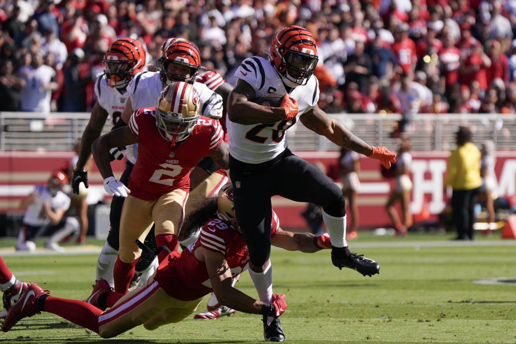 Bengals RB Joe Mixon runs against the 49ers