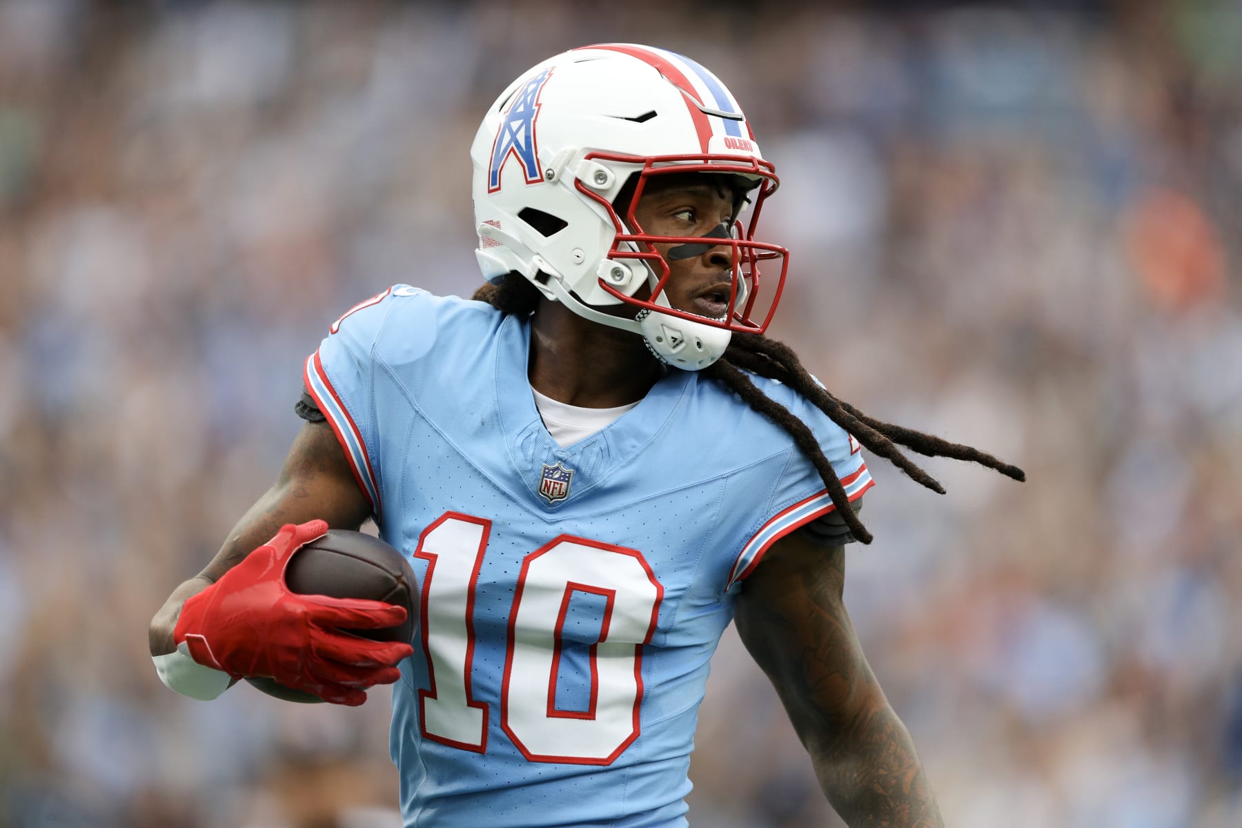 NASHVILLE, TENNESSEE - OCTOBER 29: DeAndre Hopkins #10 of the Tennessee Titans catches a touchdown pass during the first quarter of the game against the Atlanta Falcons at Nissan Stadium on October 29, 2023 in Nashville, Tennessee. (Photo by Justin Ford/Getty Images) NASHVILLE, TENNESSEE - OCTOBER 29: DeAndre Hopkins #10 of the Tennessee Titans catches a touchdown pass during the first quarter of the game against the Atlanta Falcons at Nissan Stadium on October 29, 2023 in Nashville, Tennessee. (Photo by Justin Ford/Getty Images)