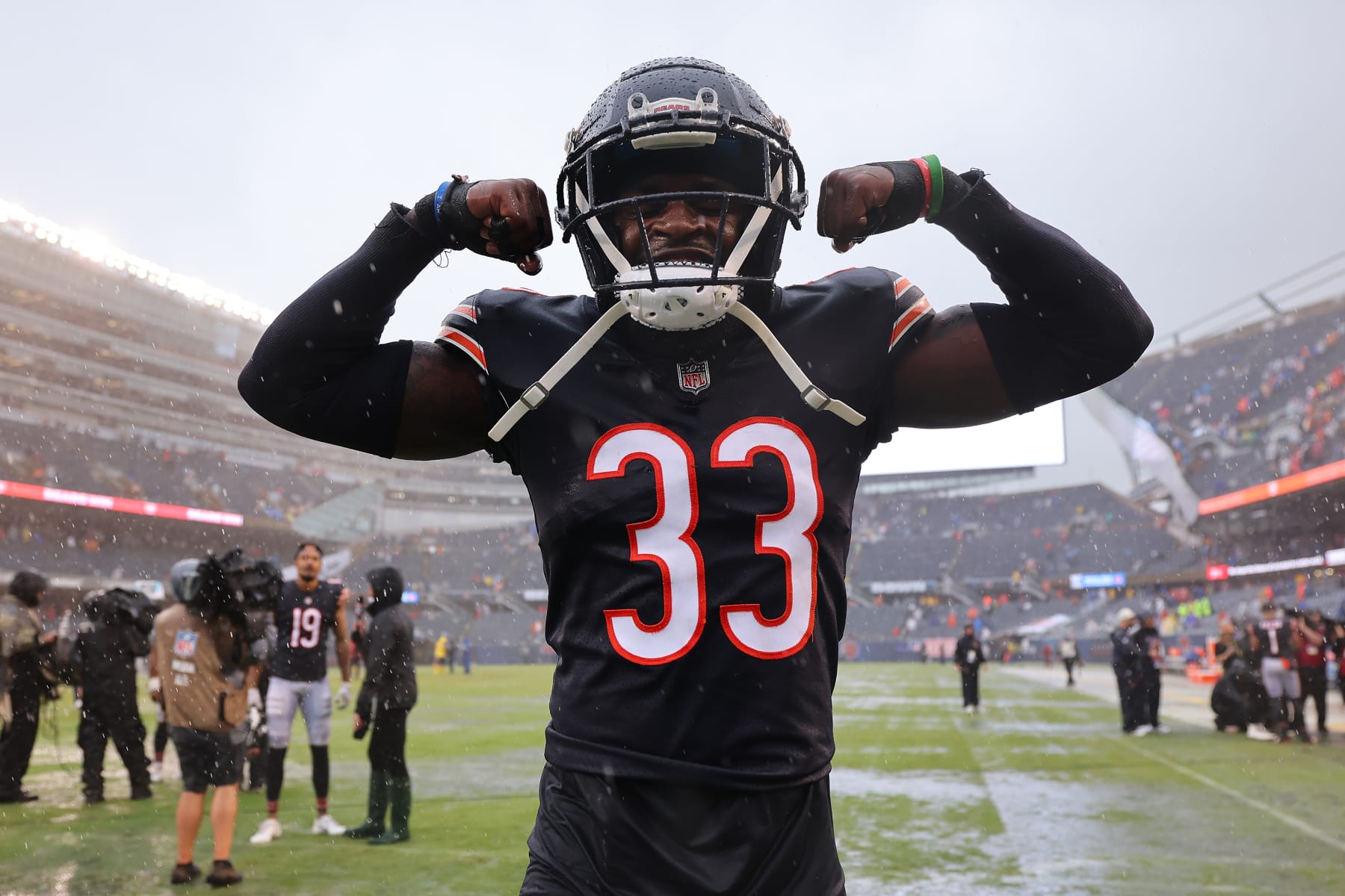 CHICAGO, ILLINOIS - SEPTEMBER 11: Jaylon Johnson #33 of the Chicago Bears celebrates after defeating the San Francisco 49ers 19-10 at Soldier Field on September 11, 2022 in Chicago, Illinois. (Photo by Michael Reaves/Getty Images) CHICAGO, ILLINOIS - SEPTEMBER 11: Jaylon Johnson #33 of the Chicago Bears celebrates after defeating the San Francisco 49ers 19-10 at Soldier Field on September 11, 2022 in Chicago, Illinois. (Photo by Michael Reaves/Getty Images)