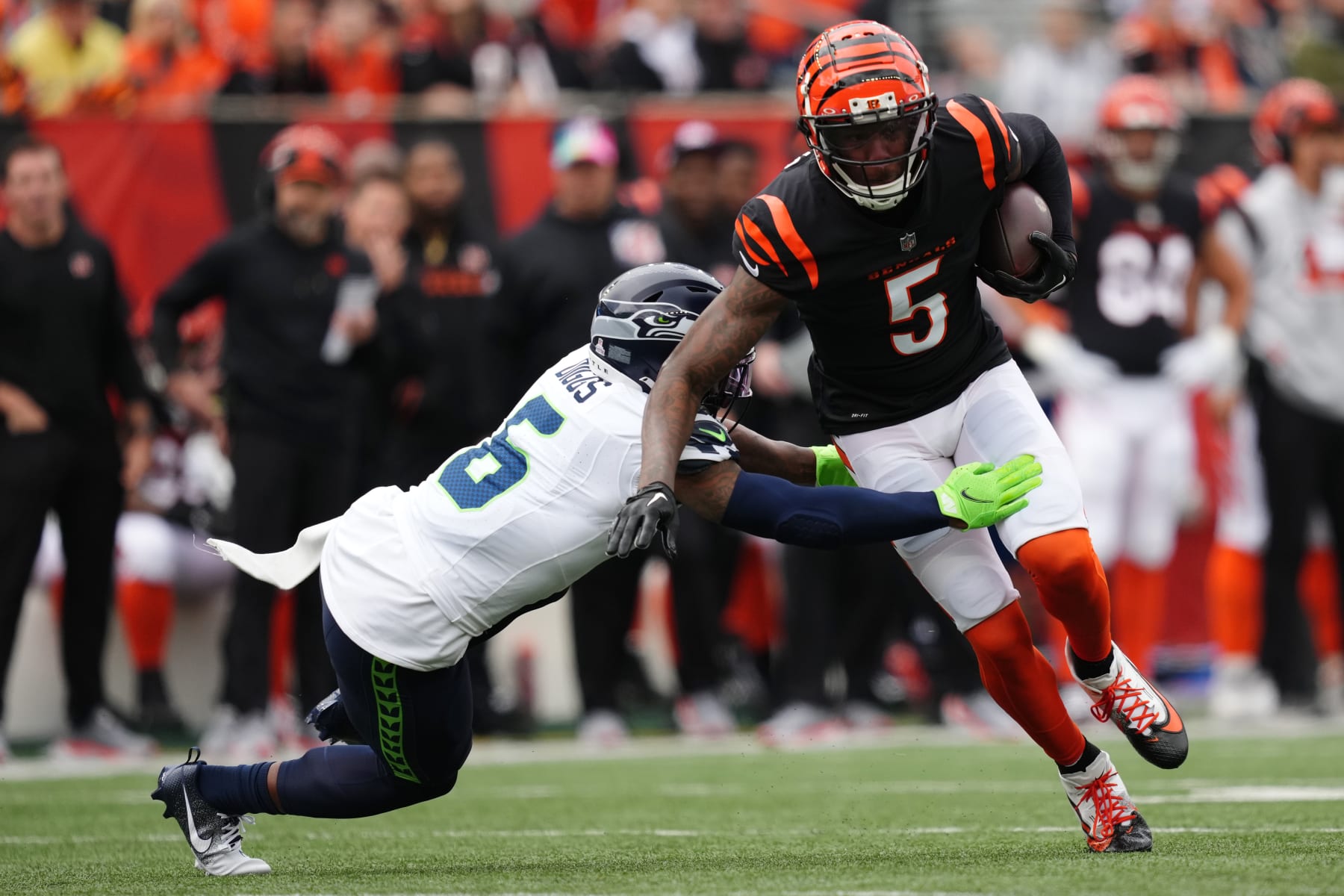 CINCINNATI, OHIO - OCTOBER 15: Tee Higgins #5 of the Cincinnati Bengals catches a pass against Quandre Diggs #6 of the Seattle Seahawks during the first quarter at Paycor Stadium on October 15, 2023 in Cincinnati, Ohio. (Photo by Dylan Buell/Getty Images)