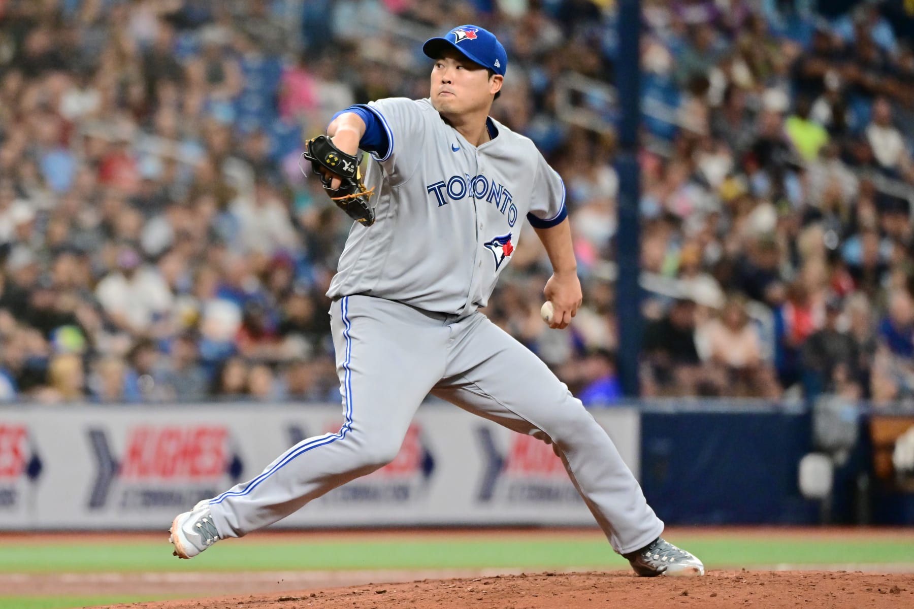 ST PETERSBURG, FLORIDA - SEPTEMBER 23: Hyun Jin Ryu #99 of the Toronto Blue Jays delivers a pitch to the Tampa Bay Rays in the second inning at Tropicana Field on September 23, 2023 in St Petersburg, Florida. (Photo by Julio Aguilar/Getty Images)