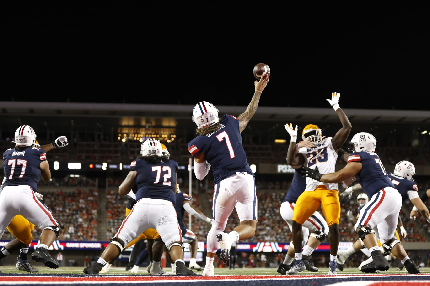 TUCSON, ARIZONA - SEPTEMBER 16: Quarterback Jayden de Laura #7 of the Arizona Wildcats throws a pass during the first half of the college football game against the UTEP Miners at Arizona Stadium on September 16, 2023 in Tucson, Arizona. (Photo by Chris Coduto/Getty Images)