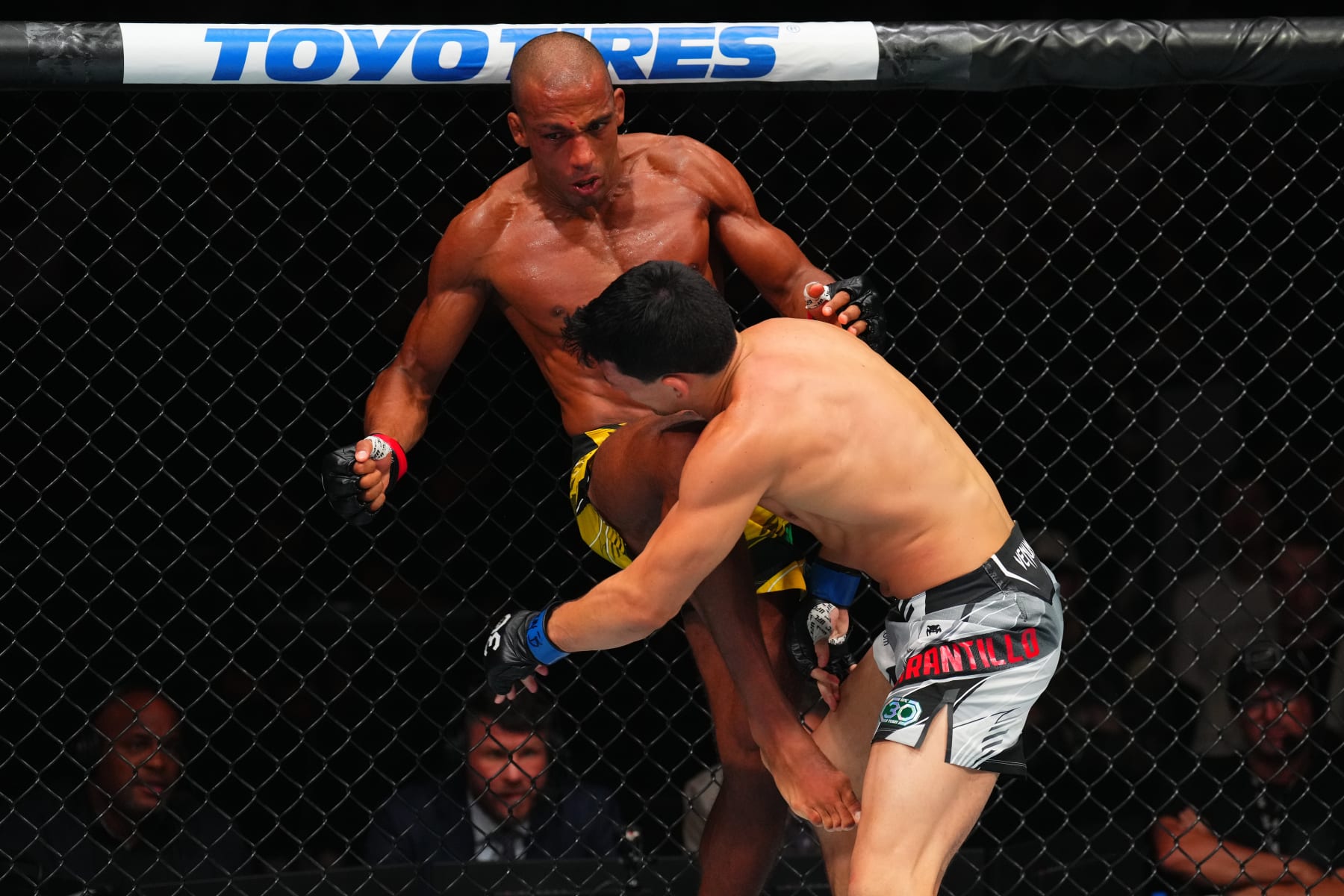 Lewis stops Oleinik to set UFC heavyweight knockout record