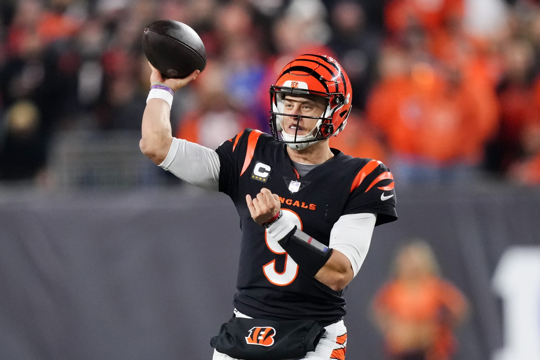 CINCINNATI, OHIO - NOVEMBER 05: Joe Burrow #9 of the Cincinnati Bengals throws a pass in the fourth quarter against the Buffalo Bills at Paycor Stadium on November 05, 2023 in Cincinnati, Ohio. (Photo by Dylan Buell/Getty Images)