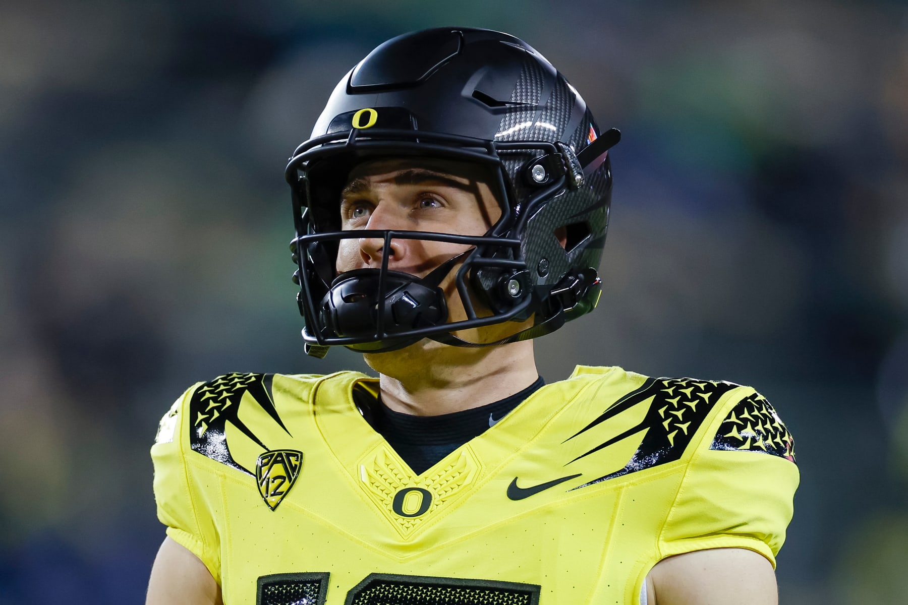 EUGENE, OREGON - NOVEMBER 11: Bo Nix #10 of the Oregon Ducks warms up prior to a game against the USC Trojans at Autzen Stadium on November 11, 2023 in Eugene, Oregon. (Photo by Brandon Sloter/Image Of Sport/Getty Images)