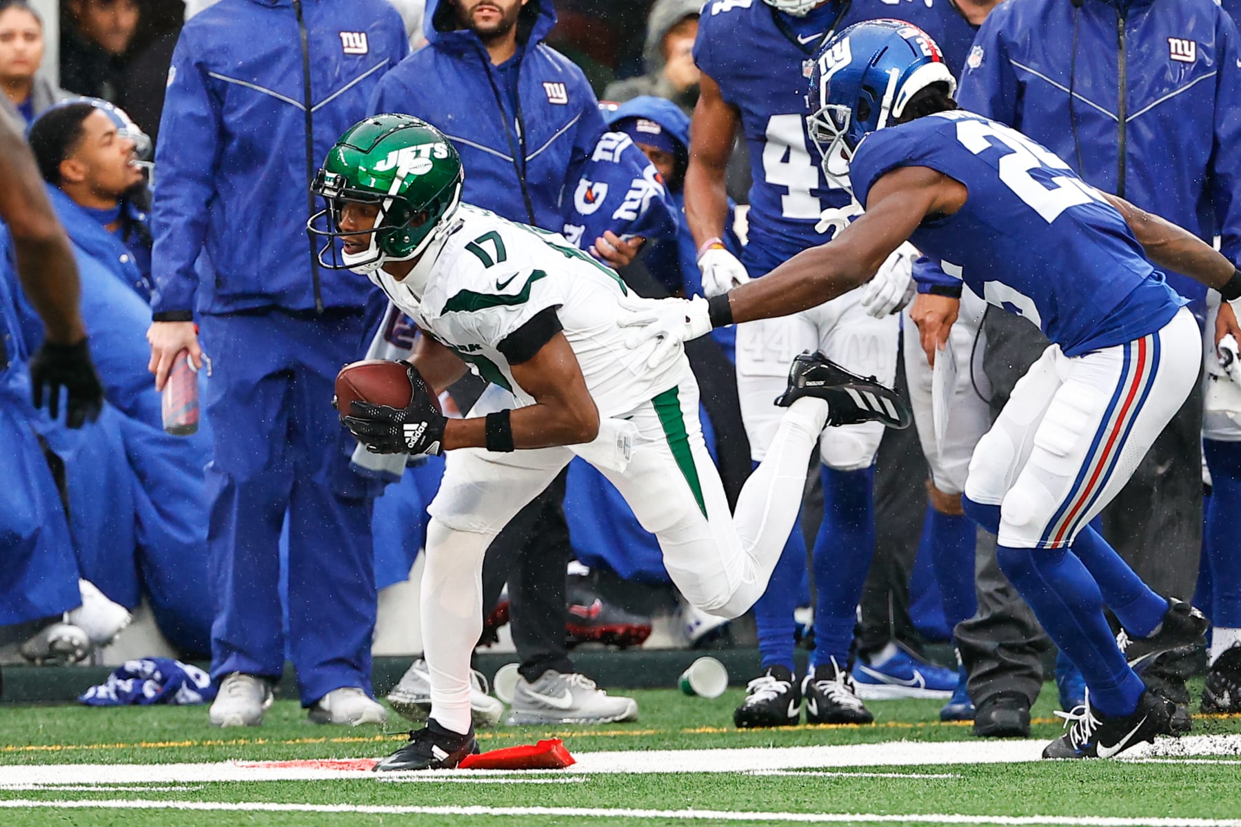EAST RUTHERFORD, NJ - OCTOBER 29:  Garrett Wilson (17) of the New York Jets runs after the catch  during the game against the New York Giants on October 29, 2023 at MetLife Stadium in East Rutherford, New Jersey.  (Photo by Rich Graessle/Icon Sportswire via Getty Images)
