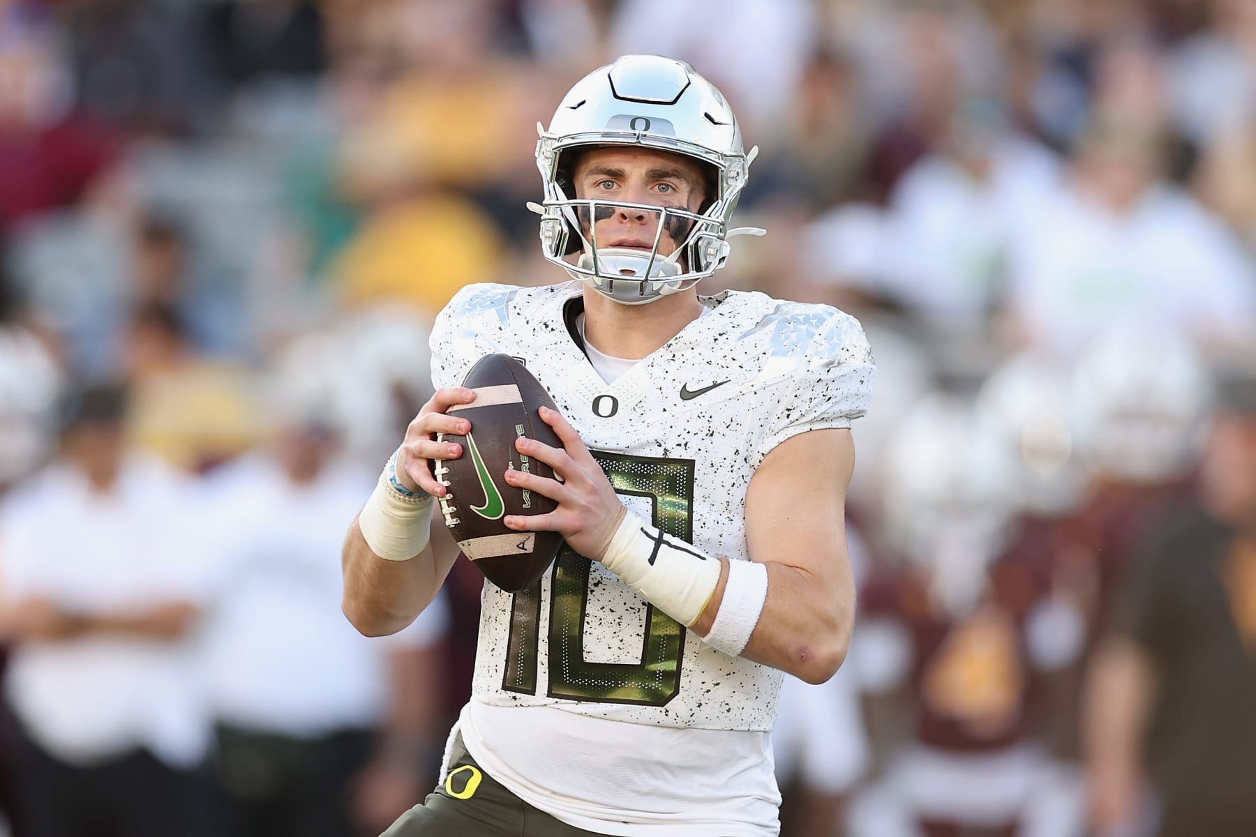 TEMPE, ARIZONA - NOVEMBER 18: Quarterback Bo Nix #10 of the Oregon Ducks drops back to pass during the second half of the NCAAF game against the Arizona State Sun Devils at Mountain America Stadium on November 18, 2023 in Tempe, Arizona. The Ducks defeated the Sun Devils 49-13. (Photo by Christian Petersen/Getty Images)