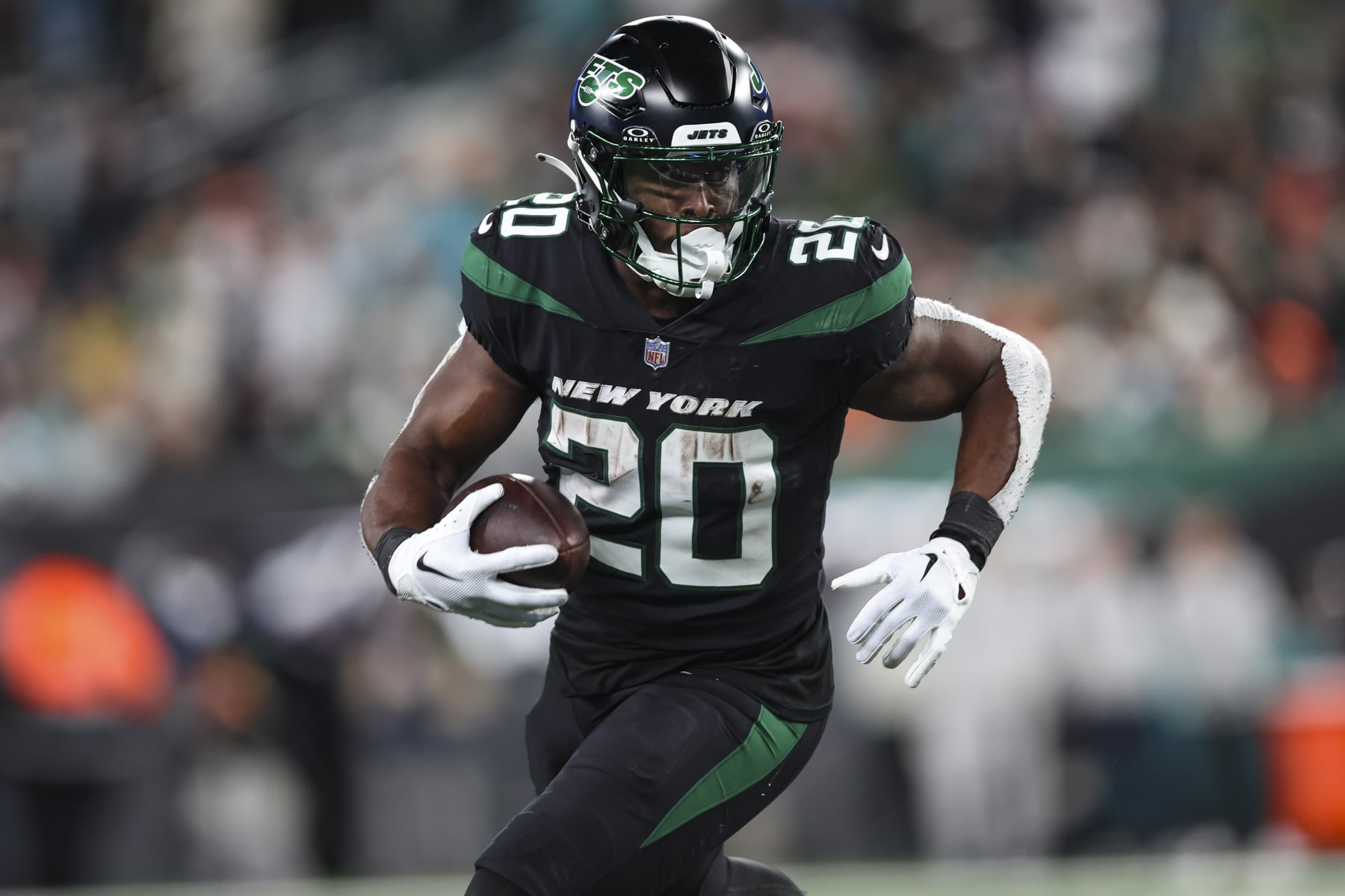 EAST RUTHERFORD, NJ - NOVEMBER 24: Breece Hall #20 of the New York Jets runs the ball during an NFL football game against the Miami Dolphins at MetLife Stadium on November 24, 2023 in East Rutherford, New Jersey. (Photo by Perry Knotts/Getty Images)