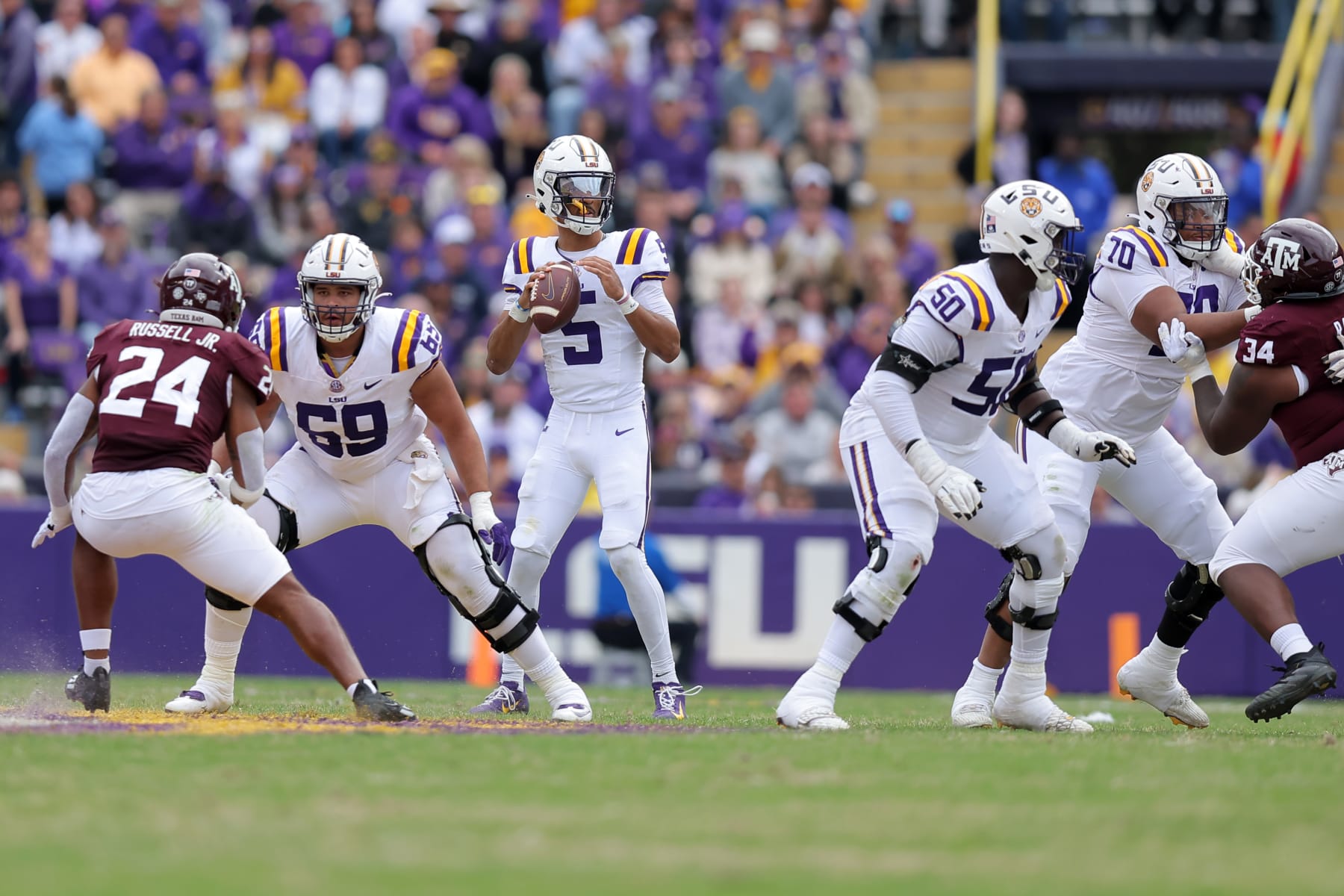 BATON ROUGE, LOUISIANA - NOVEMBER 25: Jayden Daniels #5 of the LSU Tigers throws the ball against the Texas A&M Aggies during a game at Tiger Stadium on November 25, 2023 in Baton Rouge, Louisiana. (Photo by Jonathan Bachman/Getty Images)