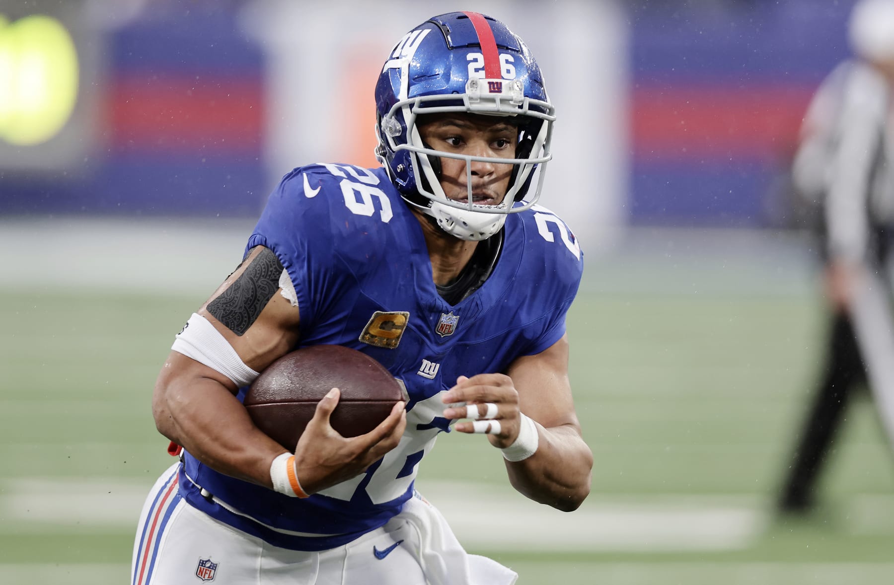 EAST RUTHERFORD, NEW JERSEY - NOVEMBER 26: (NEW YORK DAILIES OUT) Saquon Barkley #26 of the New York Giants in action against the New England Patriots at MetLife Stadium on November 26, 2023 in East Rutherford, New Jersey. The Giants defeated the Patriots 10-7. (Photo by Jim McIsaac/Getty Images)