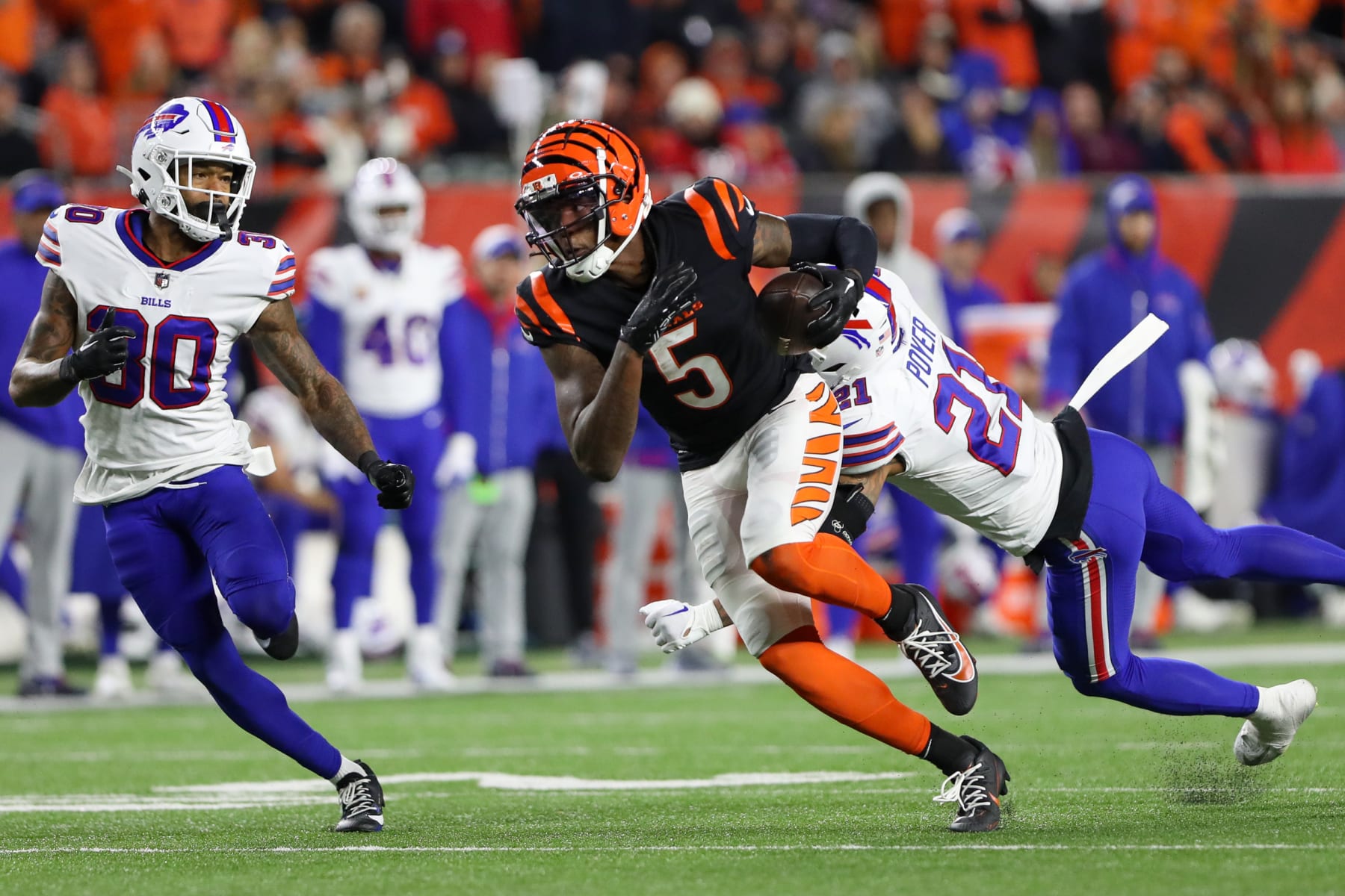 CINCINNATI, OH - NOVEMBER 05: Cincinnati Bengals wide receiver Tee Higgins (5) carries the ball during the game against the Buffalo Bills and the Cincinnati Bengals on November 5, 2023, at Paycor Stadium in Cincinnati, OH. (Photo by Ian Johnson/Icon Sportswire via Getty Images)