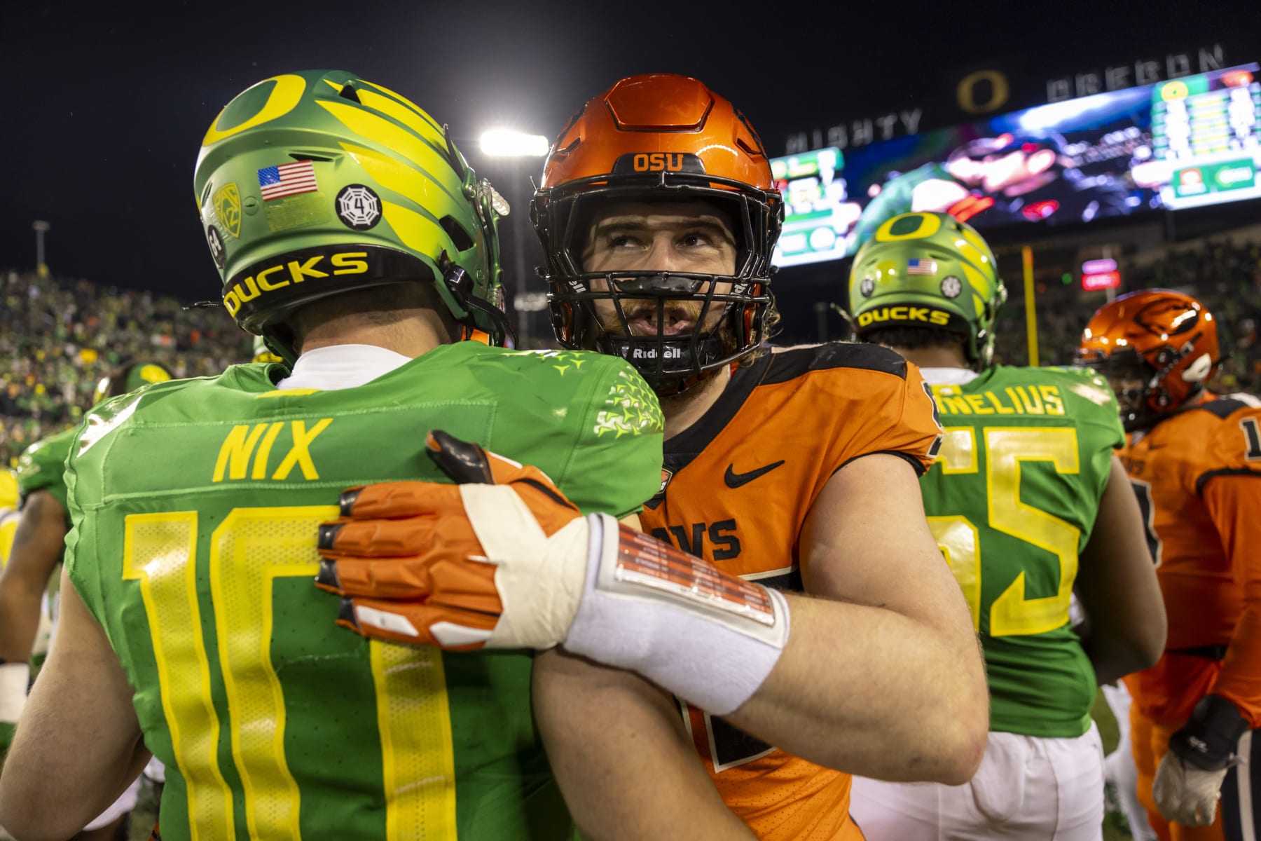 EUGENE, OREGON - NOVEMBER 24: Quarterback Bo Nix #10 of the Oregon Ducks speaks with head coach Jonathan Smith of the Oregon State Beavers after their game at Autzen Stadium on November 24, 2023 in Eugene, Oregon. (Photo by Tom Hauck/Getty Images)
