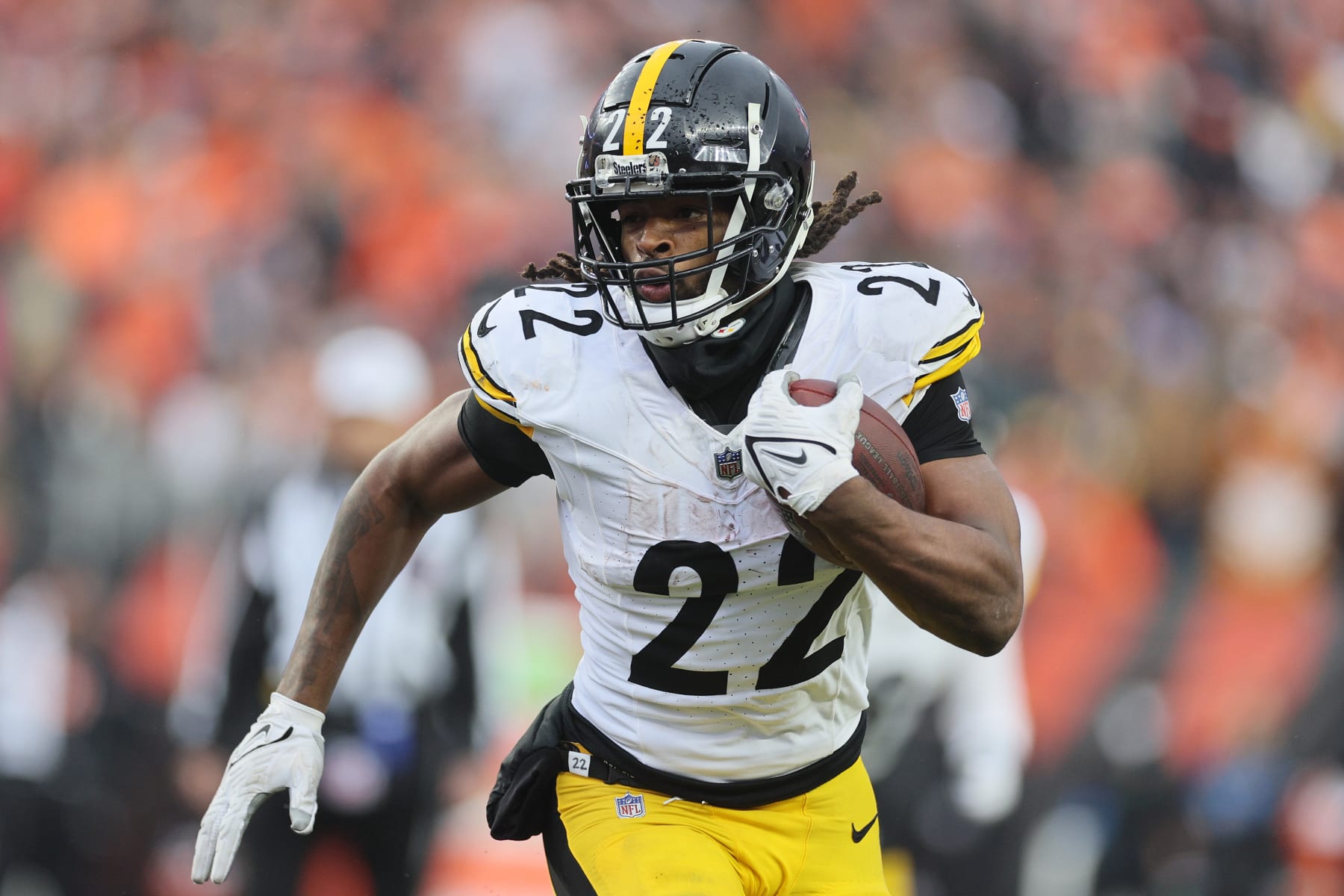 CINCINNATI, OHIO - NOVEMBER 26: Najee Harris #22 of the Pittsburgh Steelers runs with the ball during the second half of a game against the Cincinnati Bengals at Paycor Stadium on November 26, 2023 in Cincinnati, Ohio. (Photo by Andy Lyons/Getty Images)