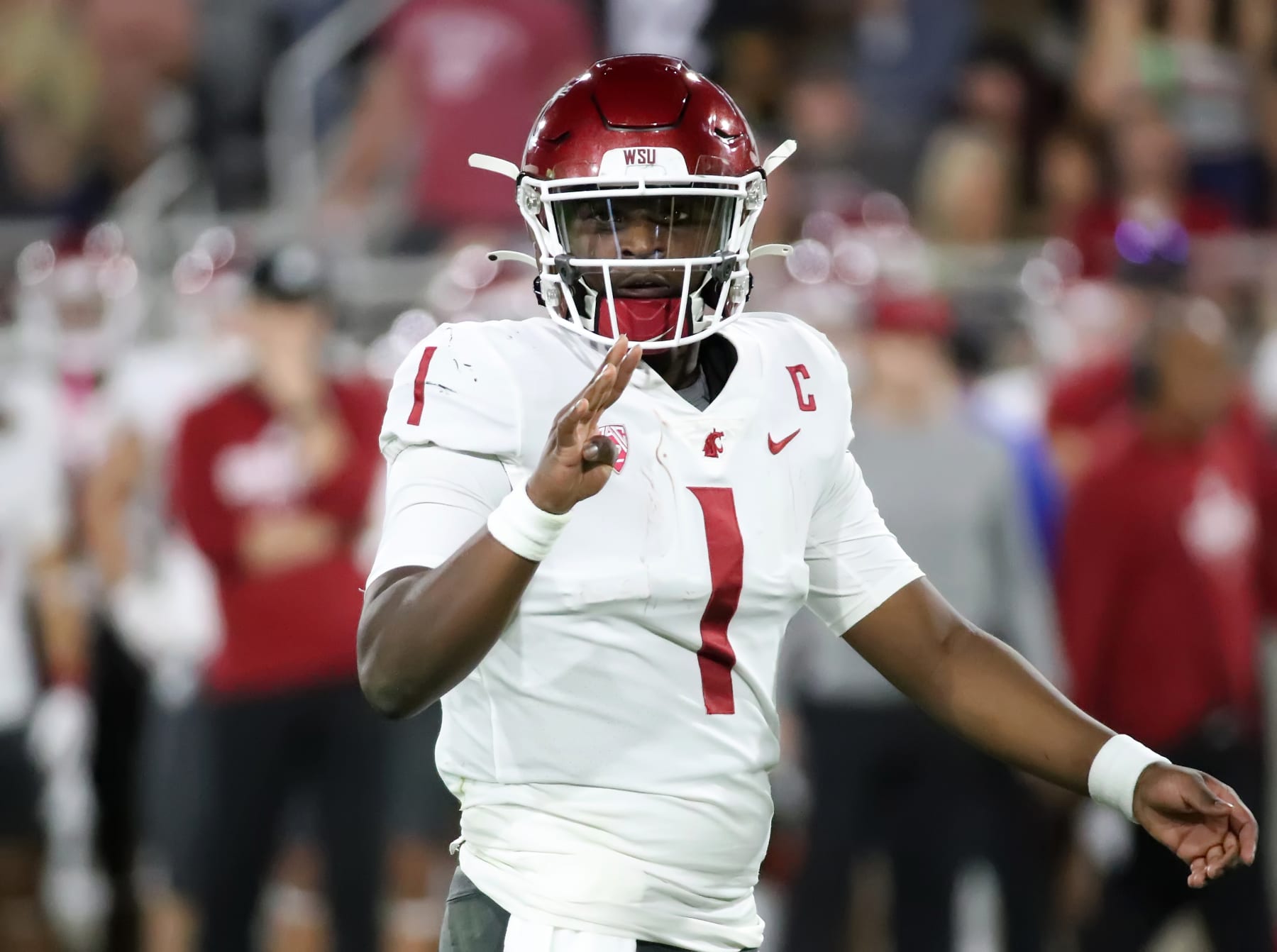 TEMPE, ARIZONA - OCTOBER 28: Cameron Ward #1 of the Washington State Cougars looks to receivers to confirm the play called in the first quarter against the Arizona State Sun Devils at Mountain America Stadium on October 28, 2023 in Tempe, Arizona. (Photo by Bruce Yeung/Getty Images)