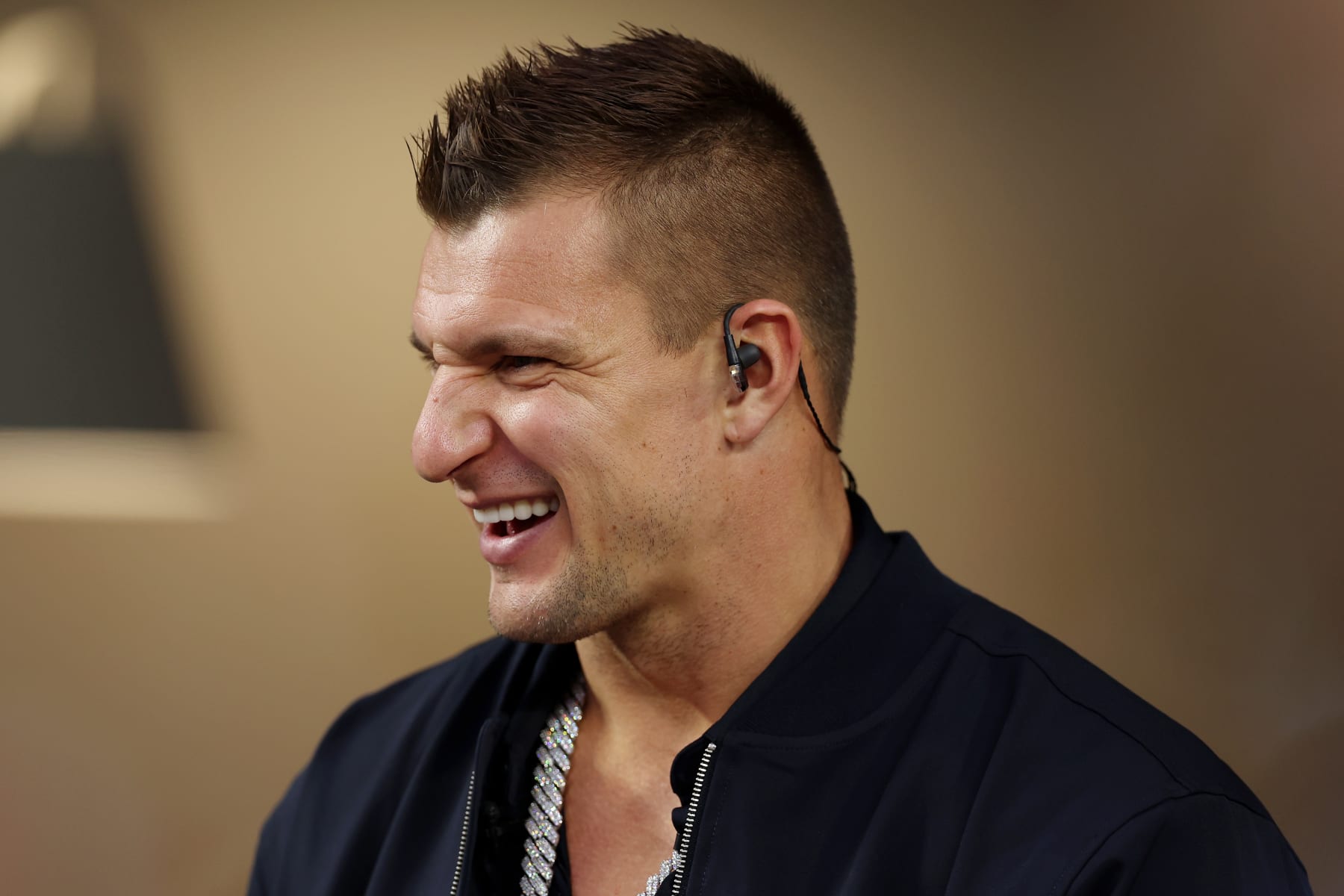 Video Rob Gronkowski Sings National Anthem at LA Bowl Ahead of UCLA vs