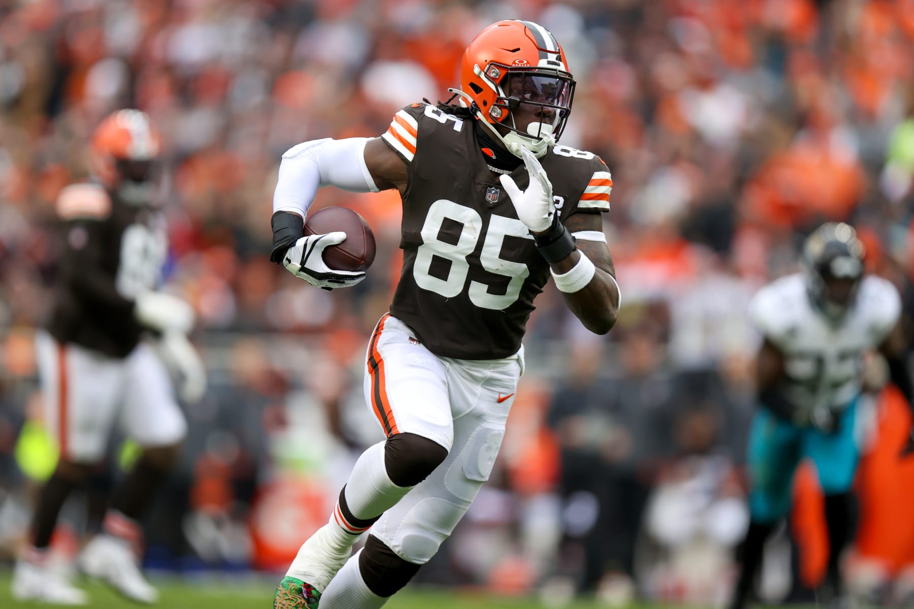 Browns franchise tag tight end David Njoku