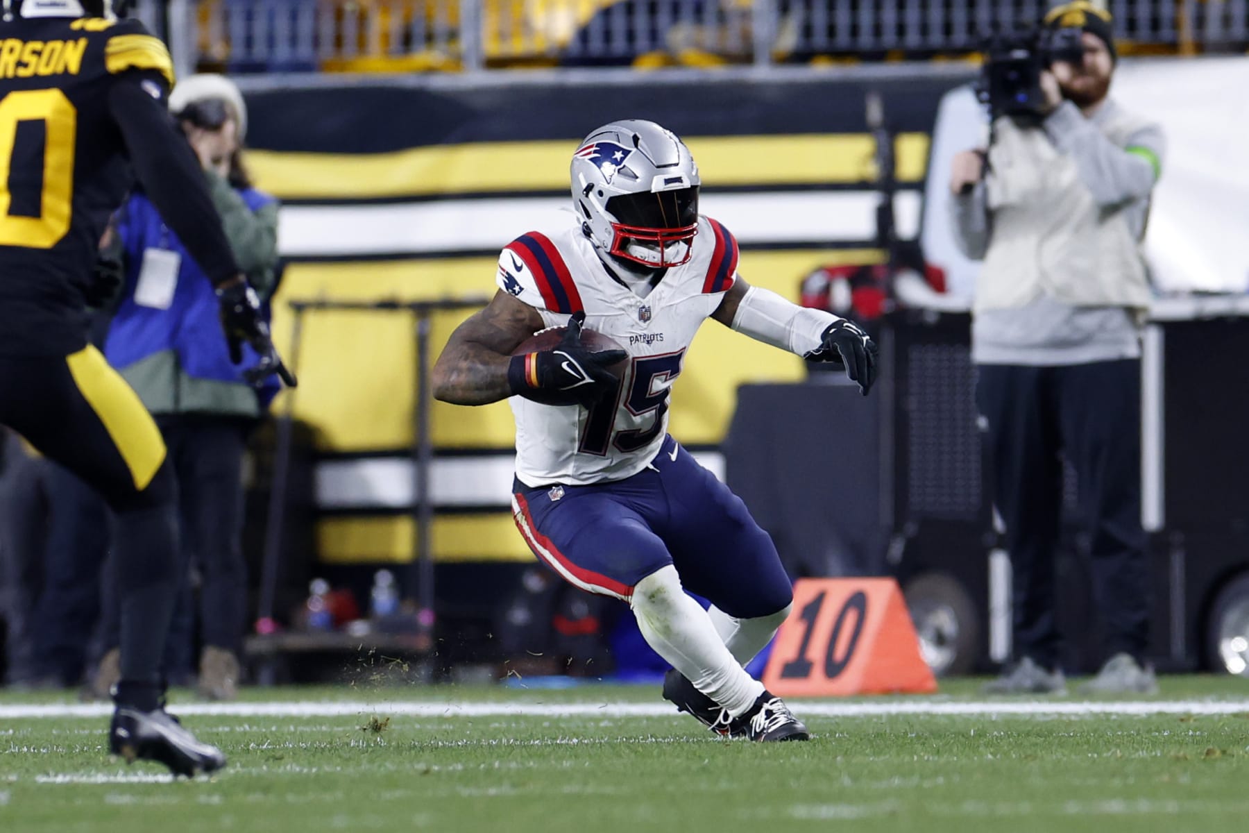 Pittsburgh, PA - December 7: New England Patriots RB Ezekiel Elliott makes a cut. The Patriots beat the Pittsburgh Steelers, 21-18. (Photo by Danielle Parhizkaran/The Boston Globe via Getty Images)