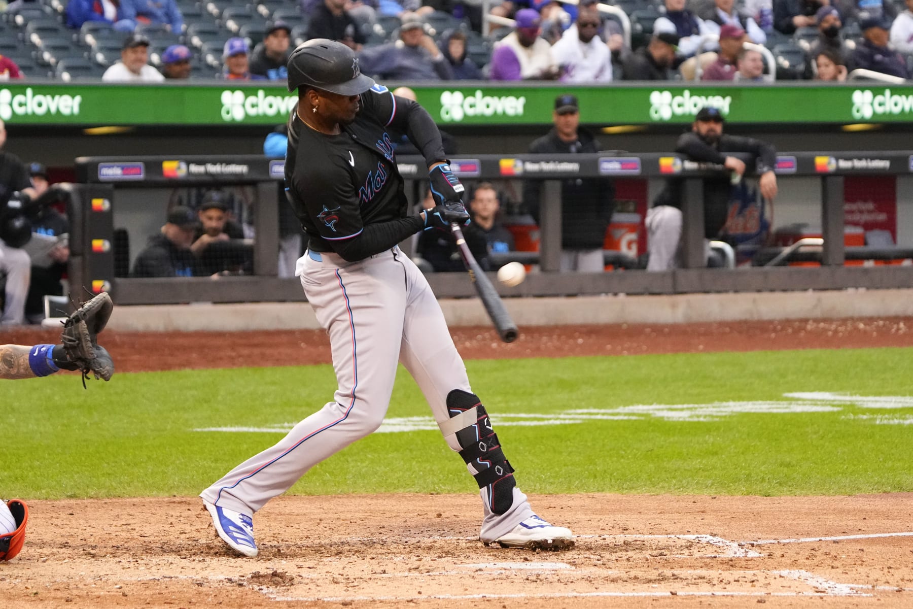 FLUSHING, NY - SEPTEMBER 27: Miami Marlins Right Fielder Jorge Soler (12) hits an RBI single during the seventh inning of the Major League Baseball game between the Miami Marlins and New York Mets on September 27, 2023, at Citi Field in Flushing, NY. (Photo by Gregory Fisher/Icon Sportswire via Getty Images)