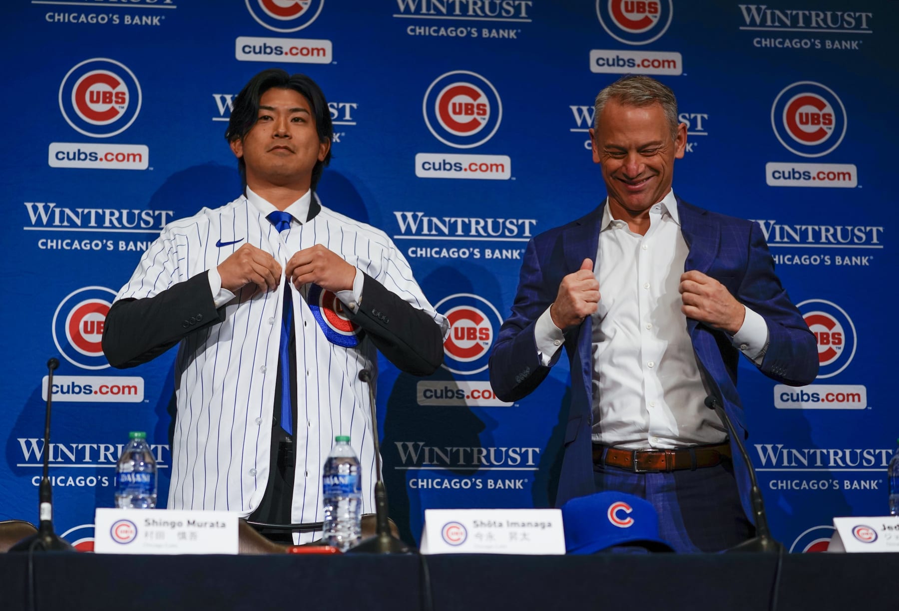 Shōta Imanaga (L) and Jed Hoyer (R)