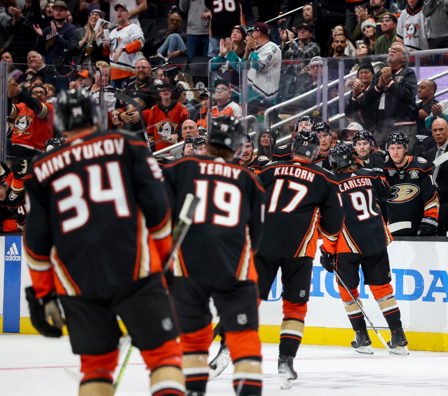 ANAHEIM, CA - NOVEMBER 10: Leo Carlsson #91 of the Anaheim Ducks celebrates his goal with teammates during the third period against the Philadelphia Flyers at Honda Center on November 10, 2023 in Anaheim, California. (Photo by Debora Robinson/NHLI via Getty Images)