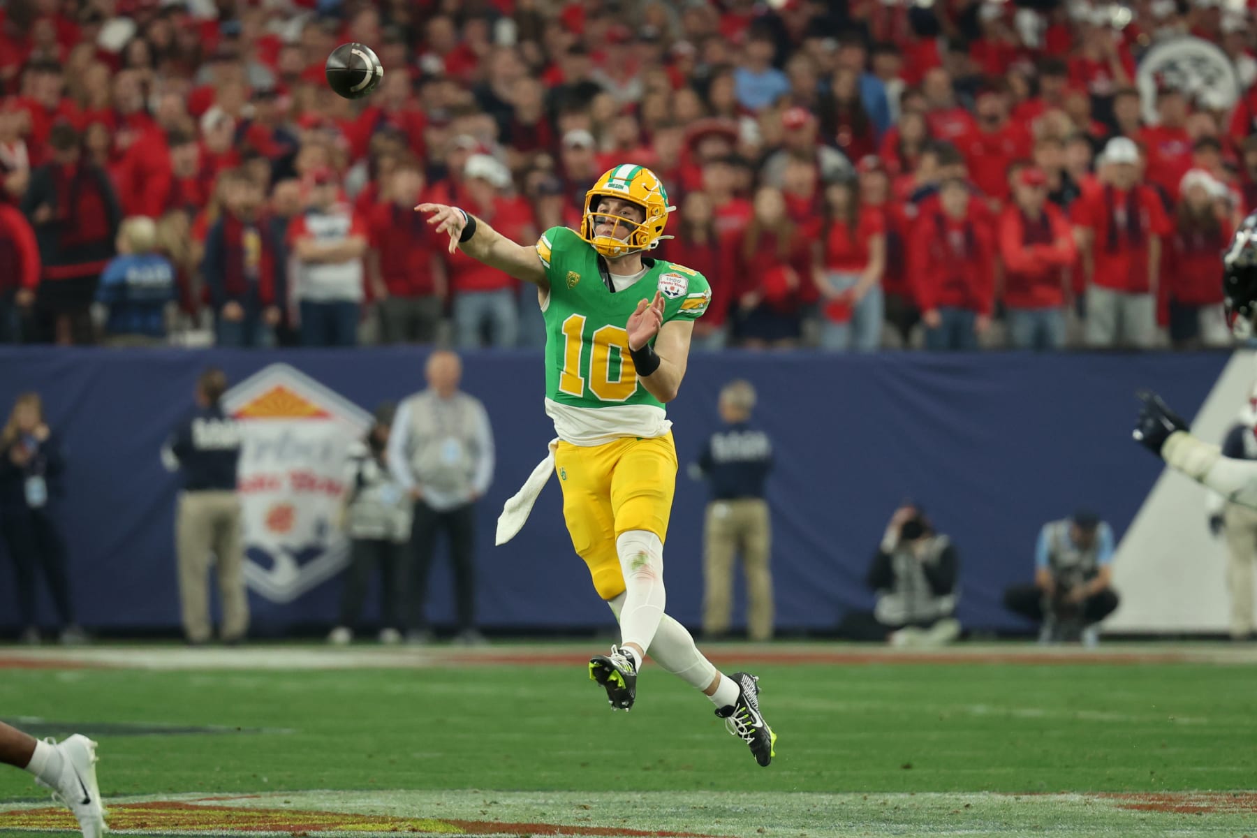 GLENDALE, AZ - JANUARY 01: Oregon Ducks quarterback Bo Nix (10) makes a pass agaisnt the Liberty Flames during the second half of Vrbo Fiesta Bowl college football game between the Oregon Ducks and the Liberty Flames on January 1, 2024, at State Farm Stadium in Phoenix, AZ. (Photo by Zac BonDurant/Icon Sportswire via Getty Images)
