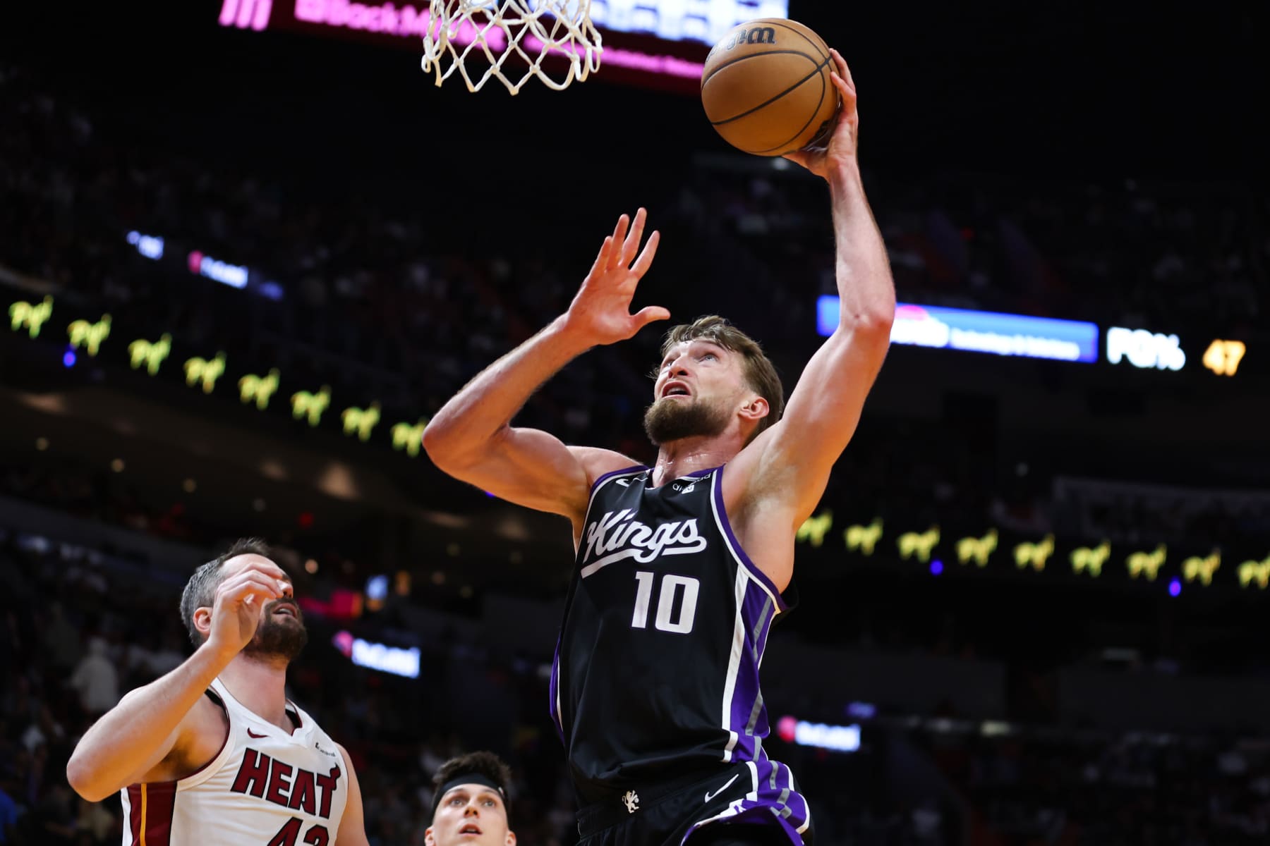 MIAMI, FLORIDA - JANUARY 31: Domantas Sabonis #10 of the Sacramento Kings drives to the basket against the Miami Heat during the second quarter of the game at Kaseya Center on January 31, 2024 in Miami, Florida. NOTE TO USER: User expressly acknowledges and agrees that, by downloading and or using this photograph, User is consenting to the terms and conditions of the Getty Images License Agreement. (Photo by Megan Briggs/Getty Images)
