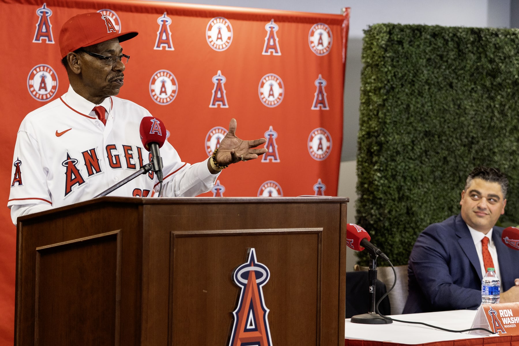 Ron Washington (L) and Perry Minasian (R)