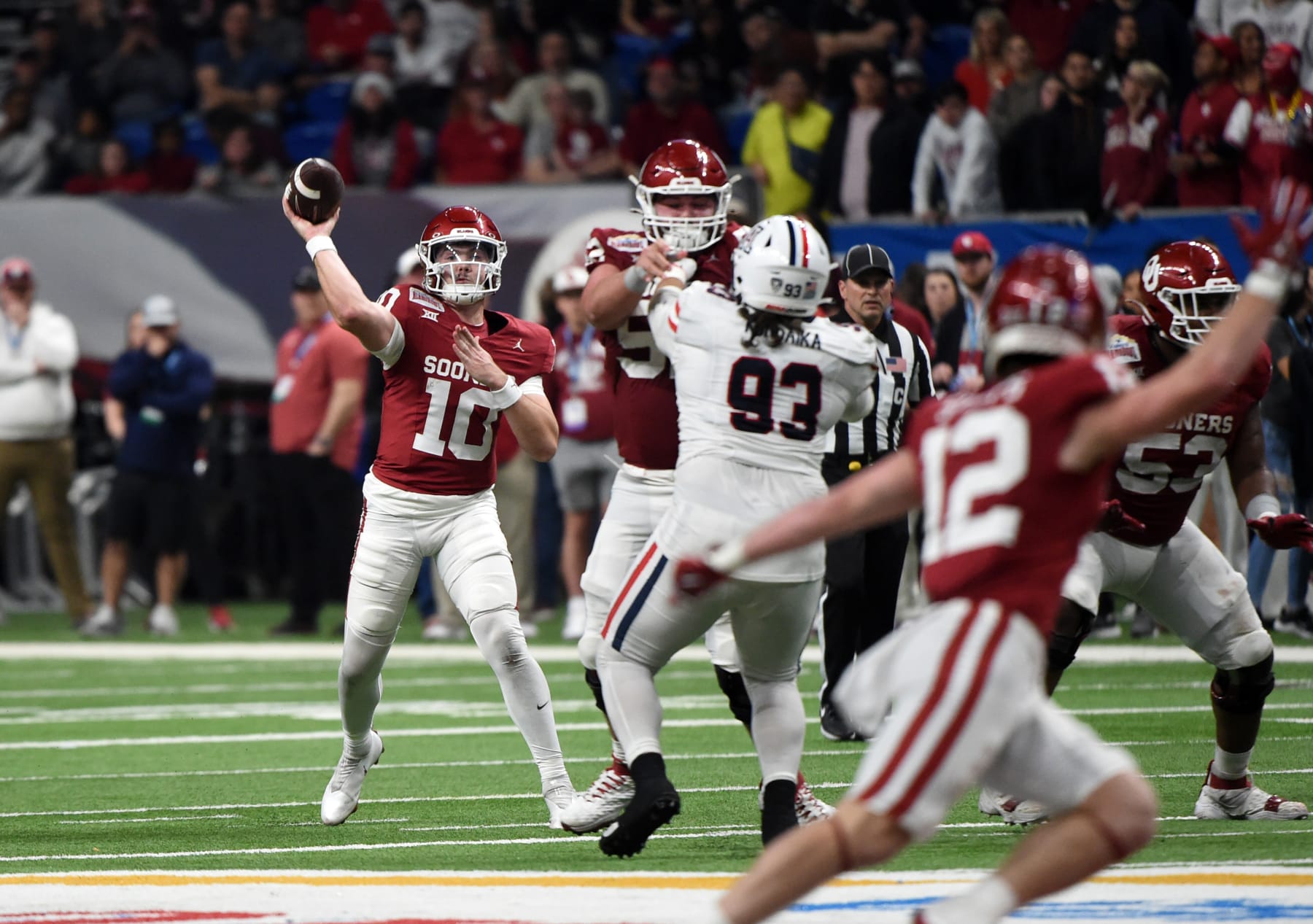 SAN ANTONIO, TX - DECEMBER 28: Oklahoma Sooner QB Jackson Arnold (10) throws a pass during the Valero Alamo Bowl game featuring the Arizona Wildcats and the Oklahoma Sooners on December 28, 2023 at the Alamodome in San Antonio, TX. (Photo by John Rivera/Icon Sportswire via Getty Images)
