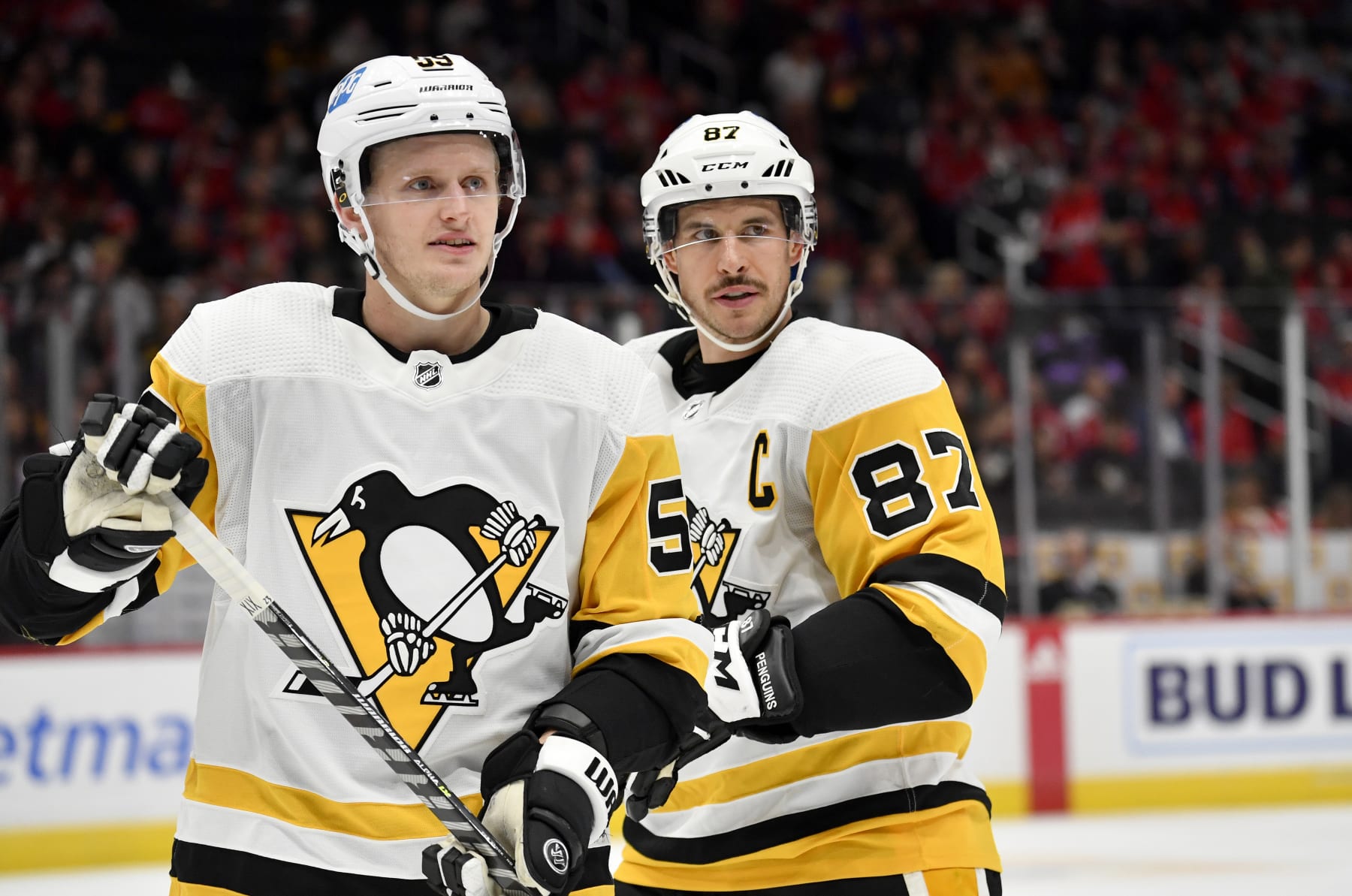 WASHINGTON, DC - NOVEMBER 09: Penguins left wing Jake Guentzel (59) and center Sidney Crosby (87) wait for a face-off during the Pittsburgh Penguins versus Washington Capitals National Hockey League game on November 9, 2022 at Capital One Arena in Washington, D.C.. (Photo by Randy Litzinger/Icon Sportswire via Getty Images)