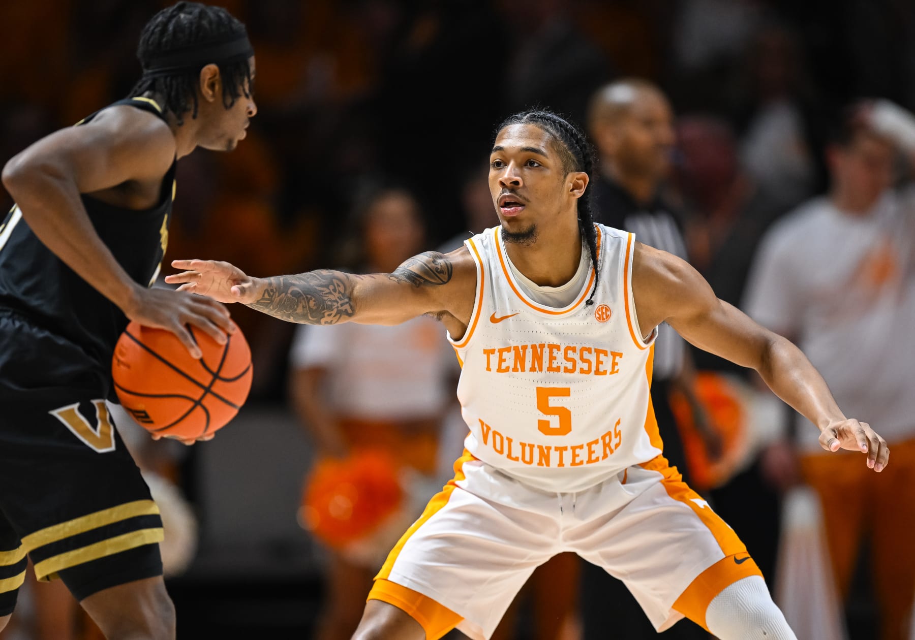 KNOXVILLE, TN - FEBRUARY 17: Tennessee Volunteers guard Zakai Zeigler (5) defends Vanderbilt Commodores guard Ezra Manjon (5) during the college basketball game between the Tennessee Volunteers and the Vanderbilt Commodores on February 17, 2024, at Food City Center in Knoxville, TN. (Photo by Bryan Lynn/Icon Sportswire via Getty Images)