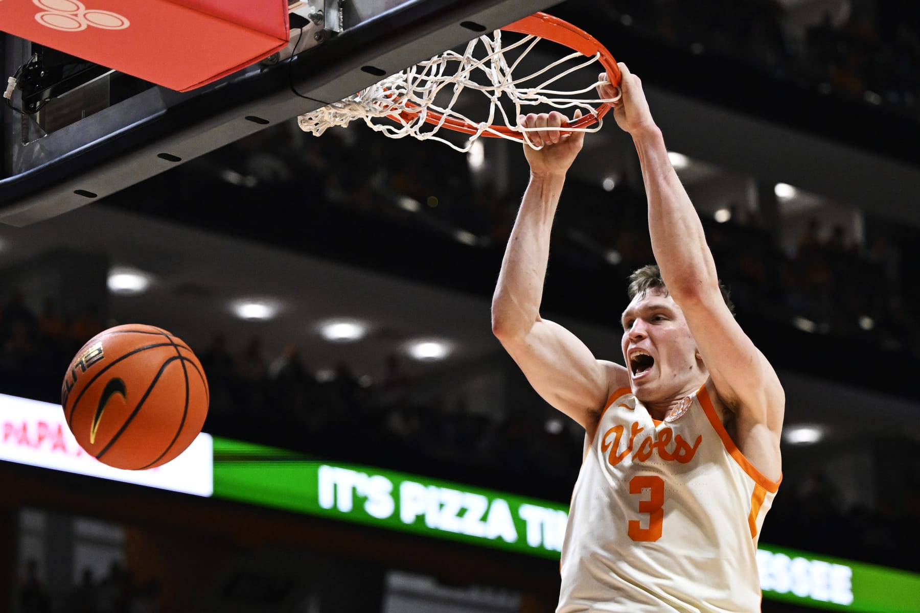 KNOXVILLE, TENNESSEE - FEBRUARY 28: Dalton Knecht #3 of the Tennessee Volunteers dunks against the Auburn Tigers in the second half at Thompson-Boling Arena on February 28, 2024 in Knoxville, Tennessee. (Photo by Eakin Howard/Getty Images)
