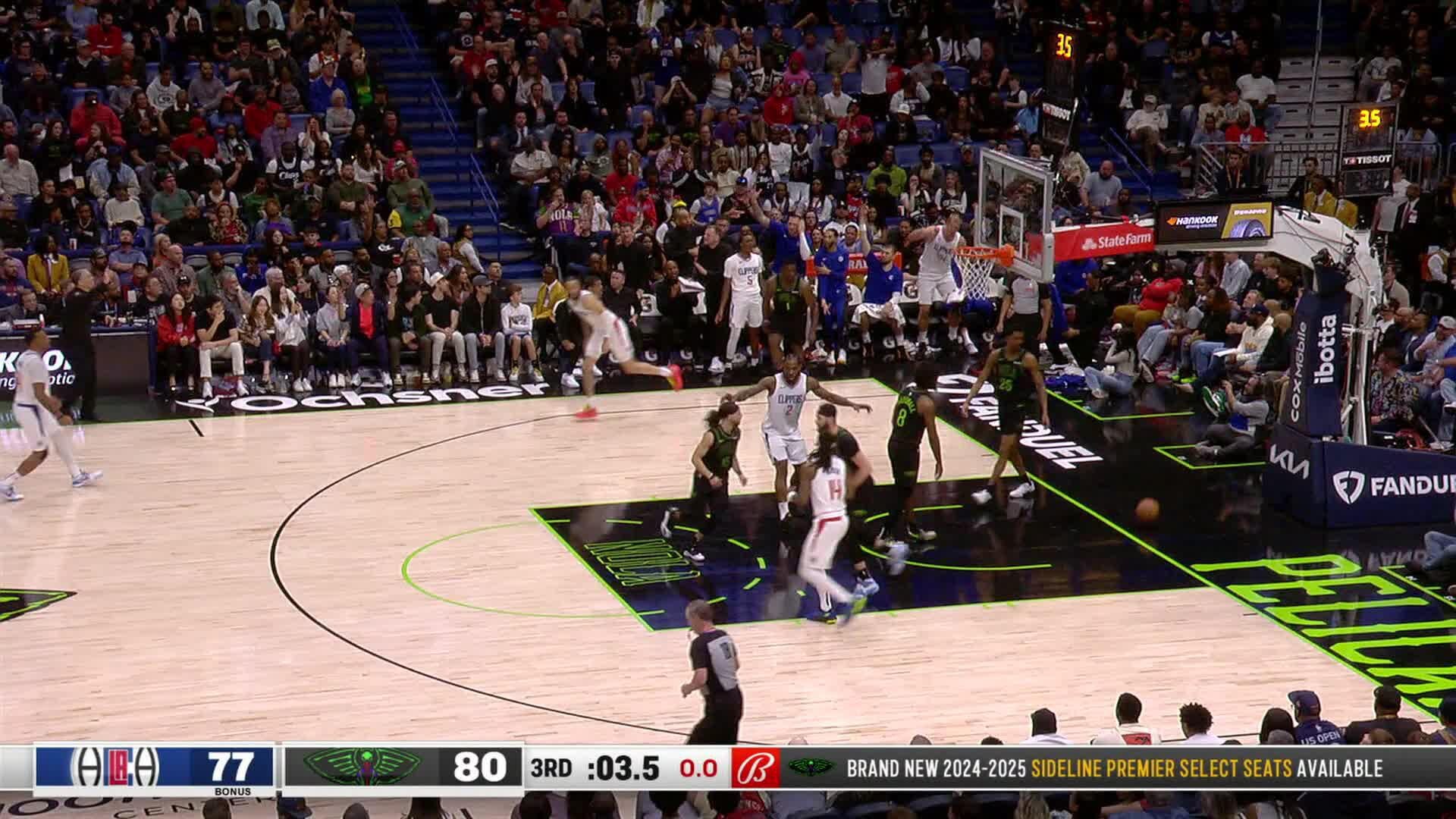 Zion Shows Off Speed to Beat Buzzer 🚄