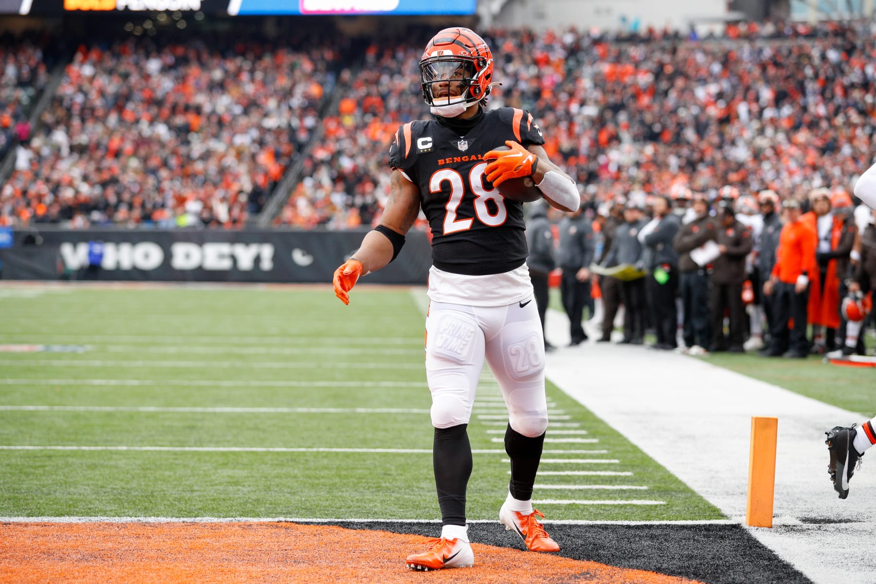 CINCINNATI, OH - JANUARY 07: Cincinnati Bengals running back Joe Mixon (28) scores a touchdown during the game against the Cleveland Browns and the Cincinnati Bengals on January 7, 2024, at Paycor Stadium in Cincinnati, OH. (Photo by Ian Johnson/Icon Sportswire via Getty Images)