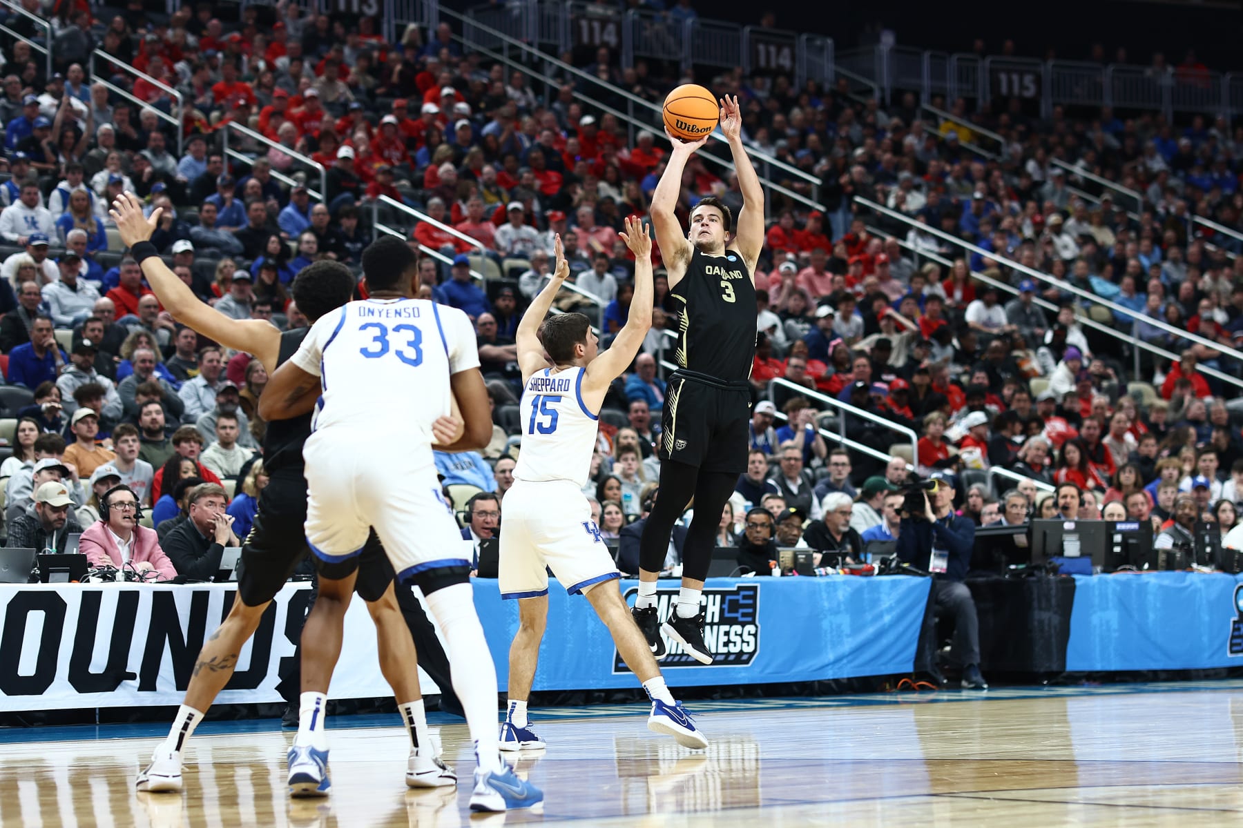 PITTSBURGH, PENNSYLVANIA - MARCH 21: Jack Gohlke #3 of the Oakland Golden Grizzlies shoots against Reed Sheppard #15 of the Kentucky Wildcats during the second half in the first round of the NCAA Men's Basketball Tournament at PPG PAINTS Arena on March 21, 2024 in Pittsburgh, Pennsylvania. (Photo by Tim Nwachukwu/Getty Images)