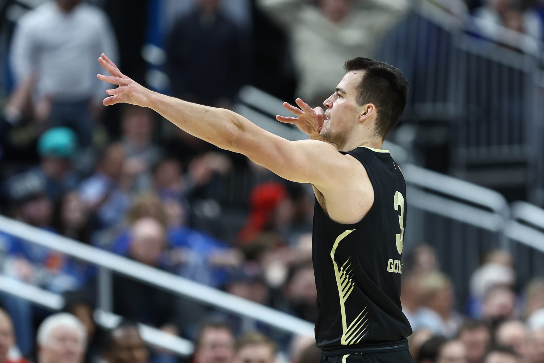 PITTSBURGH, PENNSYLVANIA - MARCH 21: Jack Gohlke #3 of the Oakland Golden Grizzlies reacts after scoring a three pointer against the Kentucky Wildcats during the first half in the first round of the NCAA Men's Basketball Tournament at PPG PAINTS Arena on March 21, 2024 in Pittsburgh, Pennsylvania. (Photo by Tim Nwachukwu/Getty Images)