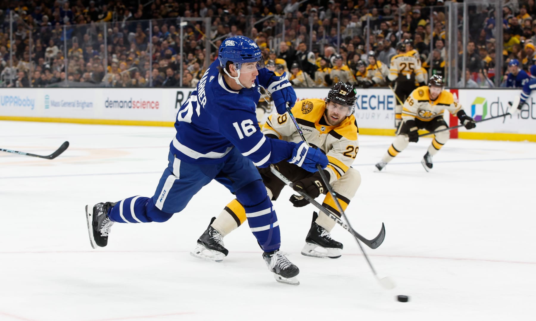 BOSTON, MASSACHUSETTS - MARCH 7: Mitchell Marner #16 of the Toronto Maple Leafs scores a goal against the Boston Bruins during the second period at the TD Garden on March 7, 2024 in Boston, Massachusetts. (Photo by Richard T Gagnon/Getty Images)