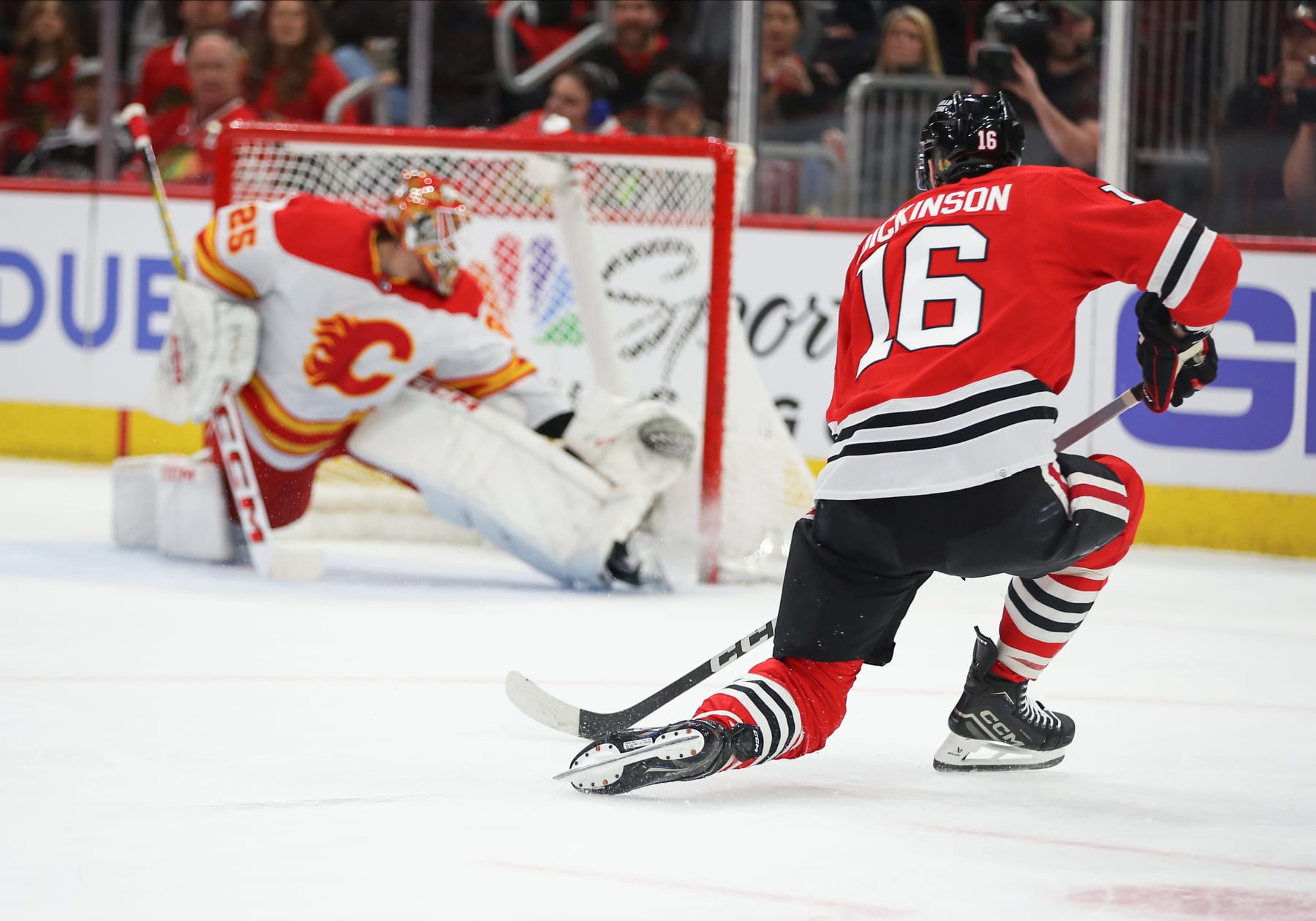 CHICAGO, IL - MARCH 26: Jason Dickinson #16 of the Chicago Blackhawks scores a goal during the first period against the Calgary Flames at the United Center on March 26, 2024 in Chicago, Illinois. (Photo by Melissa Tamez/Icon Sportswire via Getty Images)
