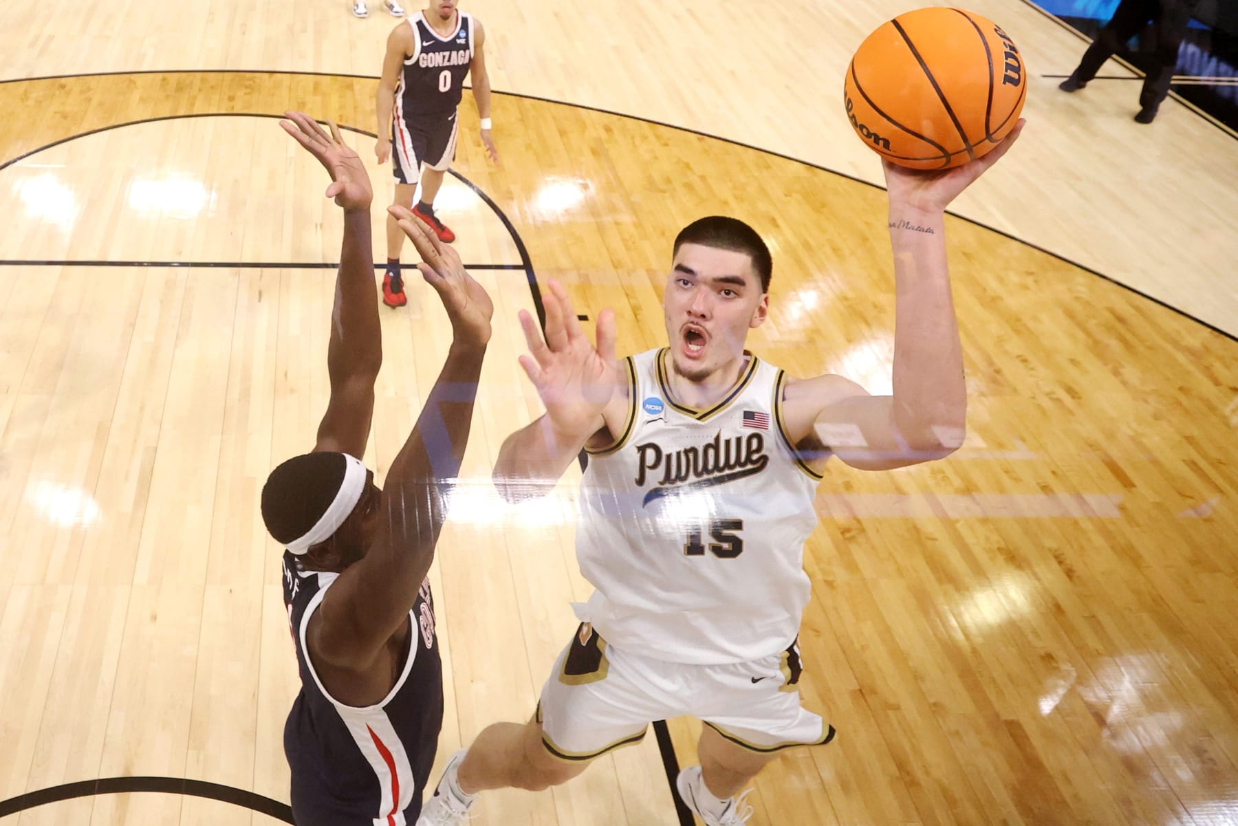 DETROIT, MICHIGAN - MARCH 29: Zach Edey #15 of the Purdue Boilermakers shoots the ball against Graham Ike #13 of the Gonzaga Bulldogs during the first half in the Sweet 16 round of the NCAA Men's Basketball Tournament at Little Caesars Arena on March 29, 2024 in Detroit, Michigan. (Photo by Gregory Shamus/Getty Images)