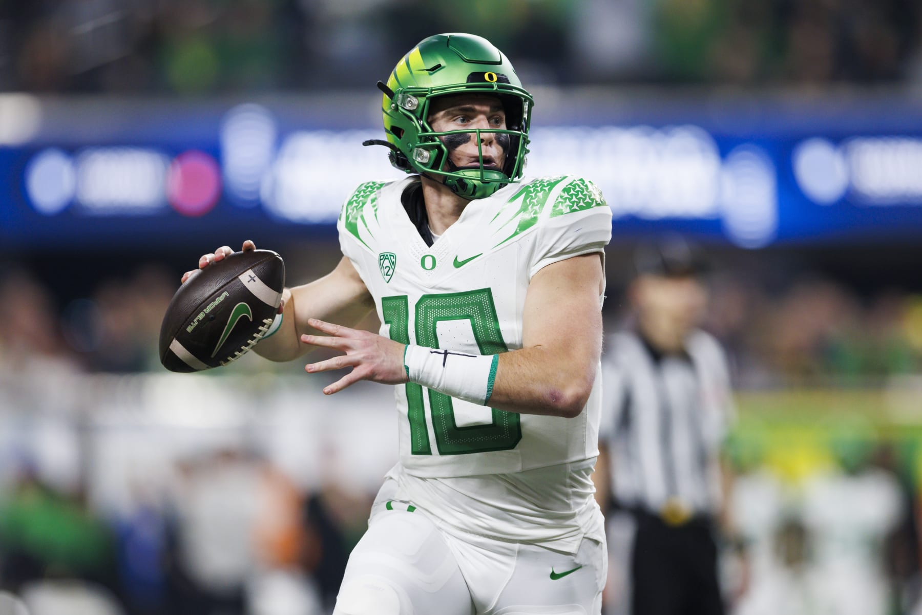 LAS VEGAS, NEVADA - DECEMBER 1: Bo Nix #10 of the Oregon Ducks throws on the run against the Washington Huskies during the Pac-12 Championship at Allegiant Stadium on December 1, 2023 in Las Vegas, Nevada. (Photo by Ric Tapia/Getty Images)