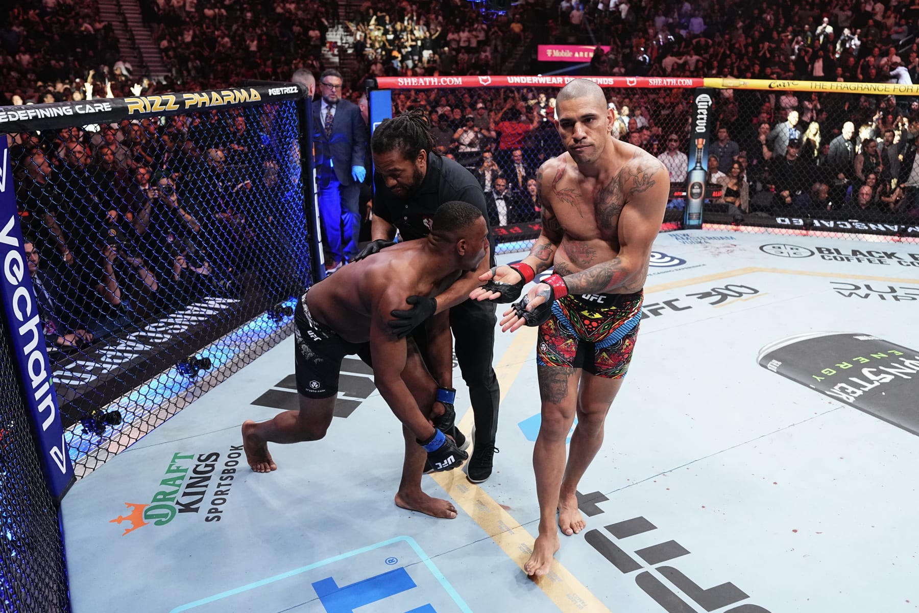 Alex Pereira derrota a Jamahal Mountain por nocaut técnico en UFC 300 para retener el título de peso semipesado