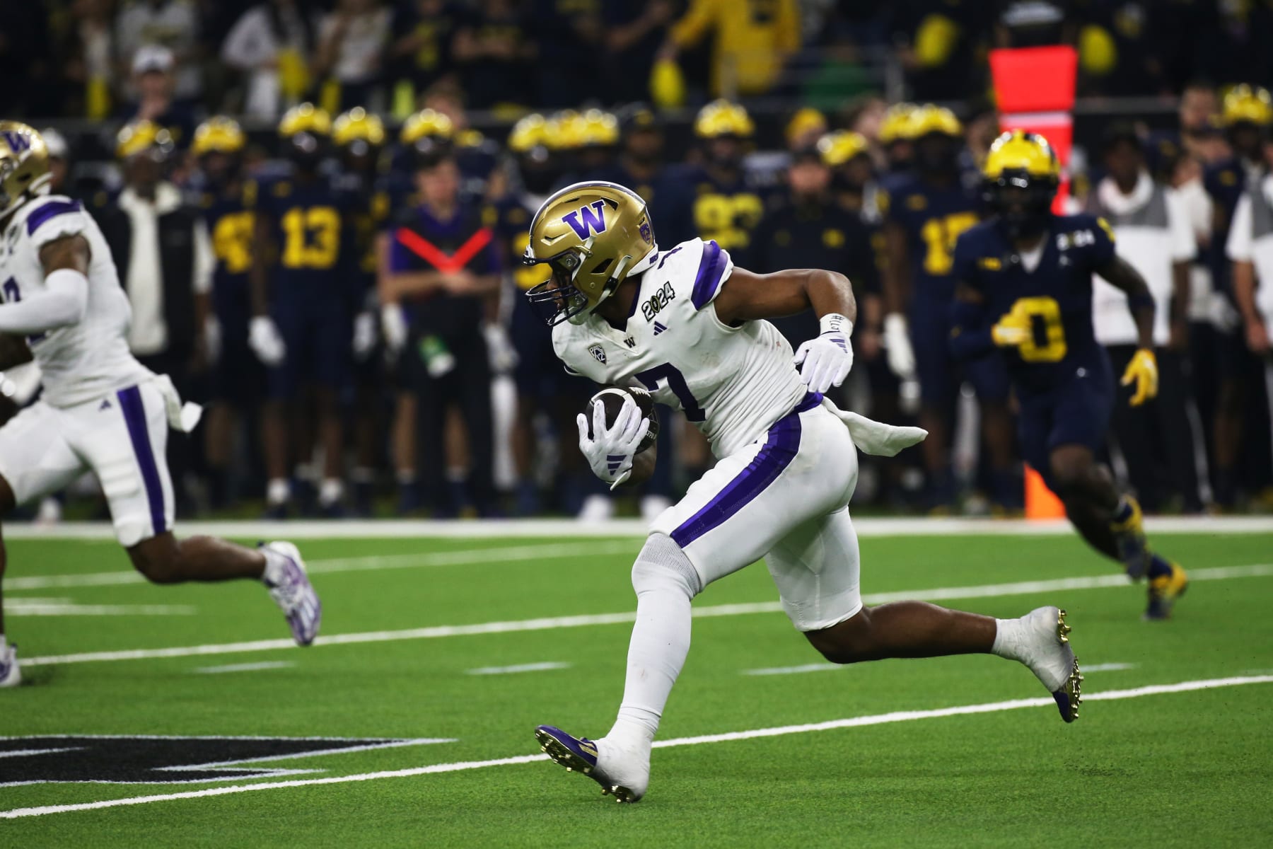 HOUSTON, TX - JANUARY 08: RB Dillon Johnson (7) of the Washington Huskies with a reception during the Michigan Wolverines versus the Washington Huskies CFP National Championship game on January 8, 2024, at NRG Stadium in Houston, TX. (Photo by Leslie Plaza Johnson/Icon Sportswire via Getty Images)