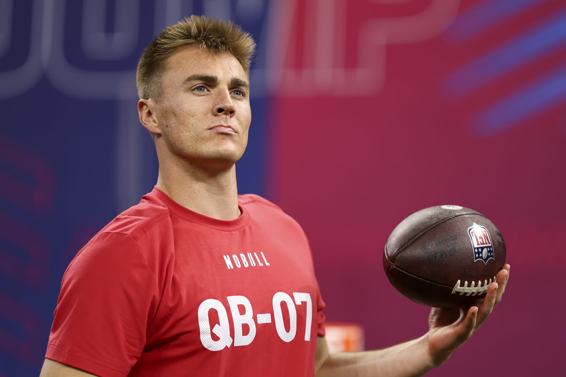 INDIANAPOLIS, INDIANA - MARCH 2: Bo Nix #QB07 of Oregon warms up during the NFL Combine at the Lucas Oil Stadium on March 2, 2024 in Indianapolis, Indiana. (Photo by Kevin Sabitus/Getty Images)