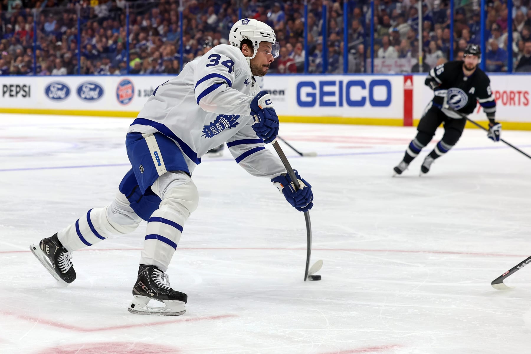 TAMPA, FL - APRIL 17: Auston Matthews #34 of the Toronto Maple Leafs shoots against the Tampa Bay Lightning during the first period at the Amalie Arena on April 17, 2024 in Tampa, Florida. (Photo by Mike Carlson/Getty Images)