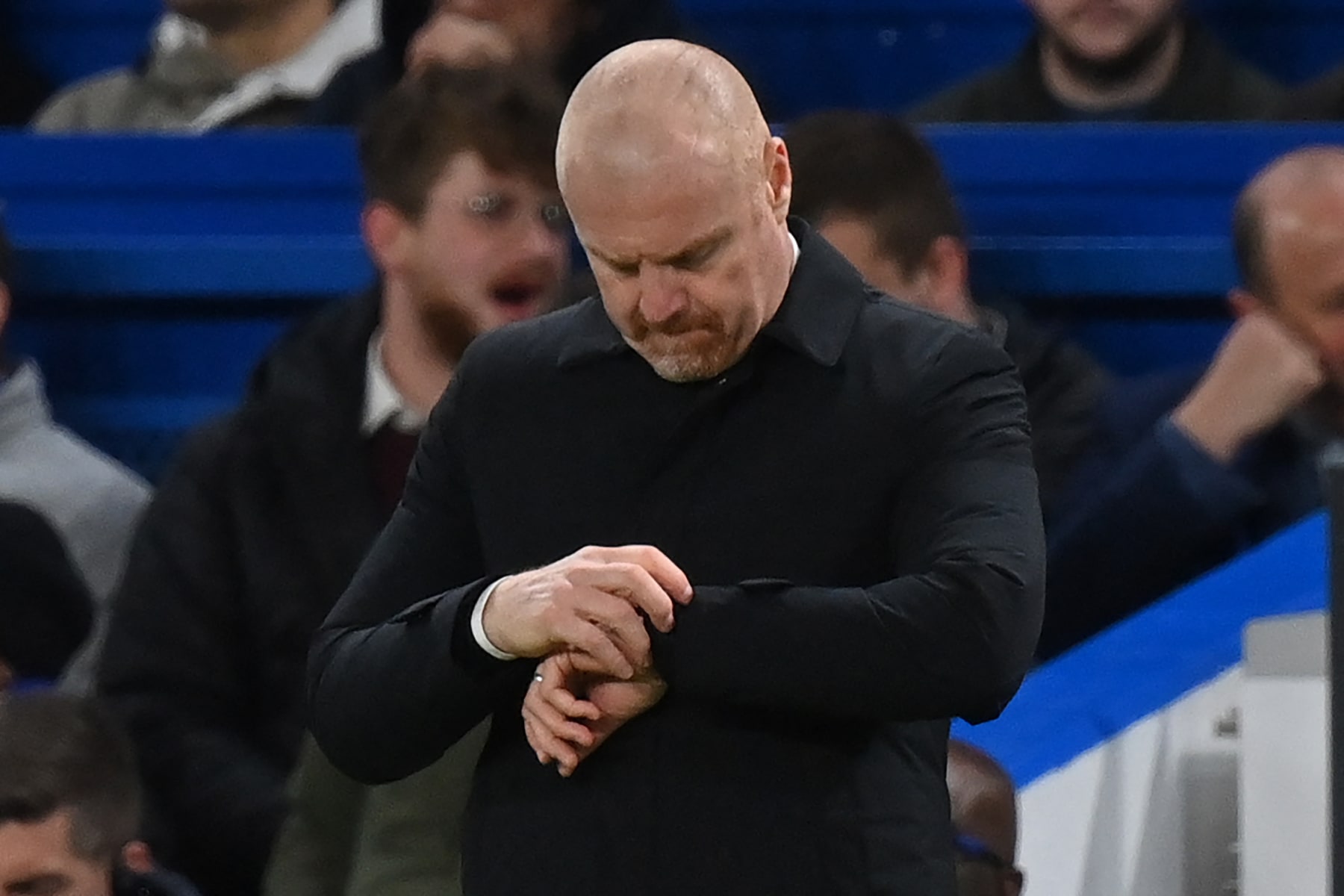 Everton's English manager Sean Dyche gestures on the touchline during the English Premier League football match between Chelsea and Everton at Stamford Bridge in London on April 15, 2024. (Photo by Glyn KIRK / AFP) / RESTRICTED TO EDITORIAL USE. No use with unauthorized audio, video, data, fixture lists, club/league logos or 'live' services. Online in-match use limited to 120 images. An additional 40 images may be used in extra time. No video emulation. Social media in-match use limited to 120 images. An additional 40 images may be used in extra time. No use in betting publications, games or single club/league/player publications. / (Photo by GLYN KIRK/AFP via Getty Images)