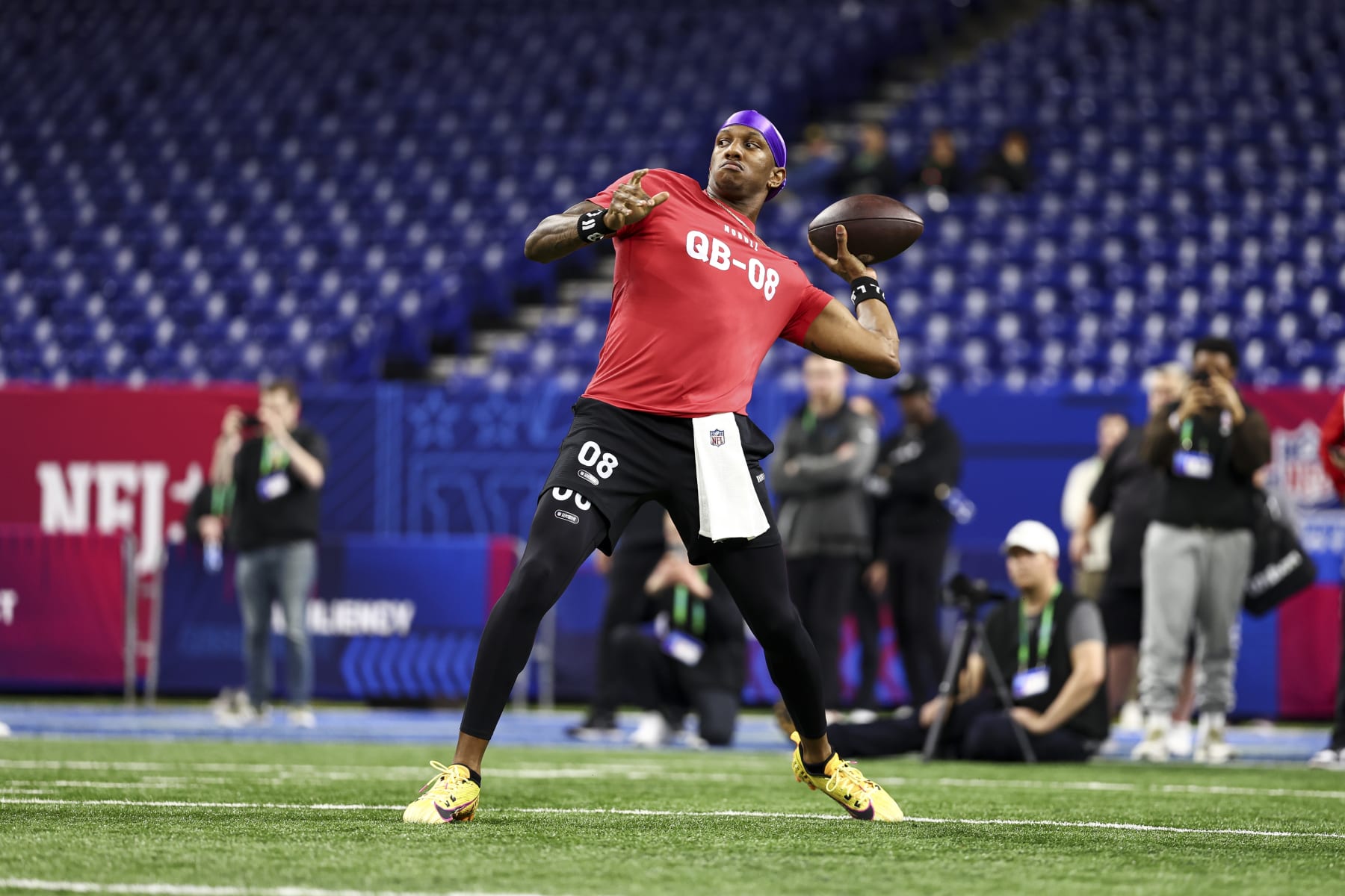 INDIANAPOLIS, INDIANA - MARCH 2: Michael Penix #QB08 of Washington participates in a drill during the NFL Combine at the Lucas Oil Stadium on March 2, 2024 in Indianapolis, Indiana. (Photo by Kevin Sabitus/Getty Images)