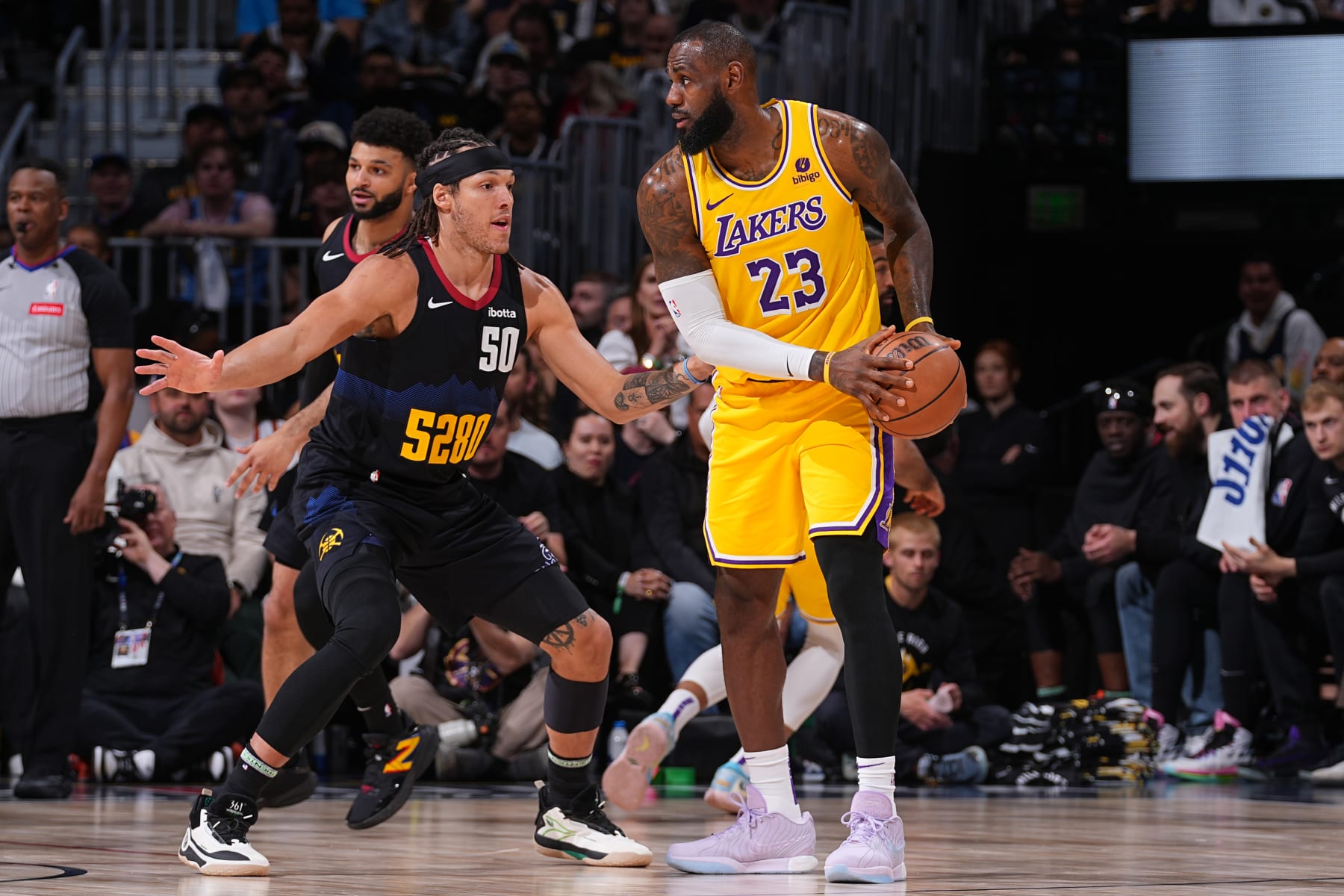 Nikola Jokic llora ante los fanáticos de los Lakers NBA después del colapso de la segunda mitad en la derrota ante los Nuggets