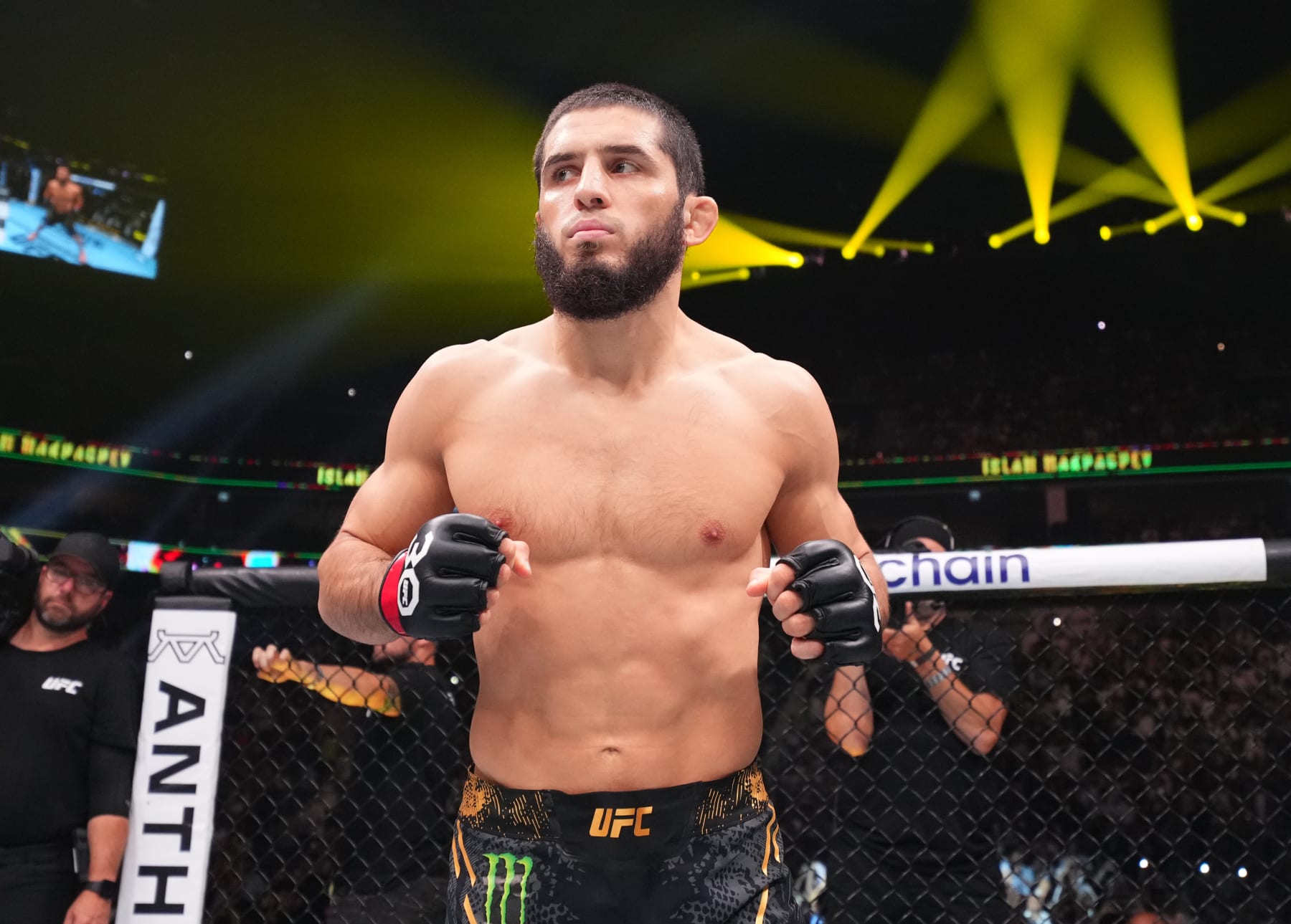 Islam Makhachev prepares to face Alexander Volkanovski.